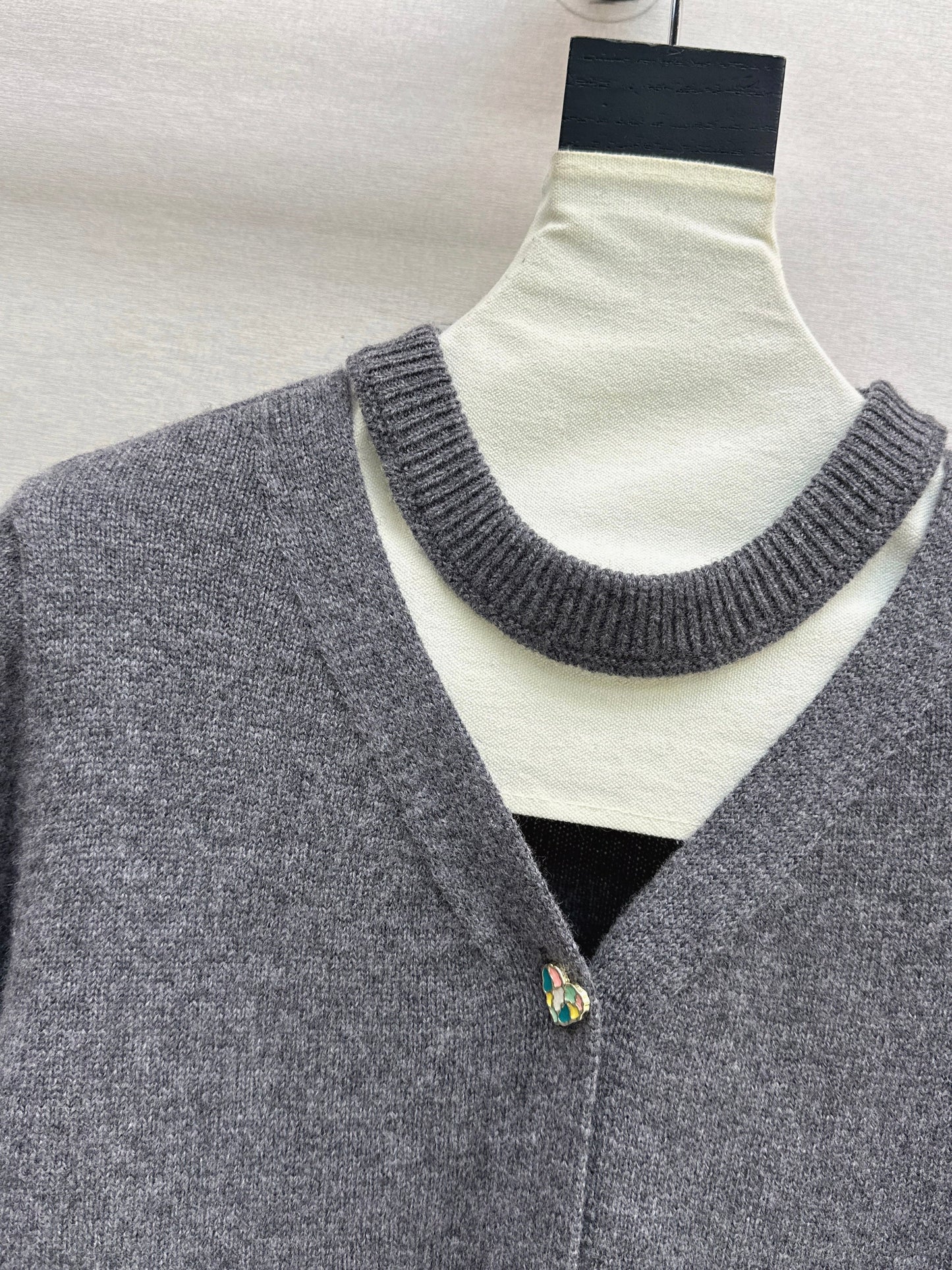 26SS NEUER Wollcardigan