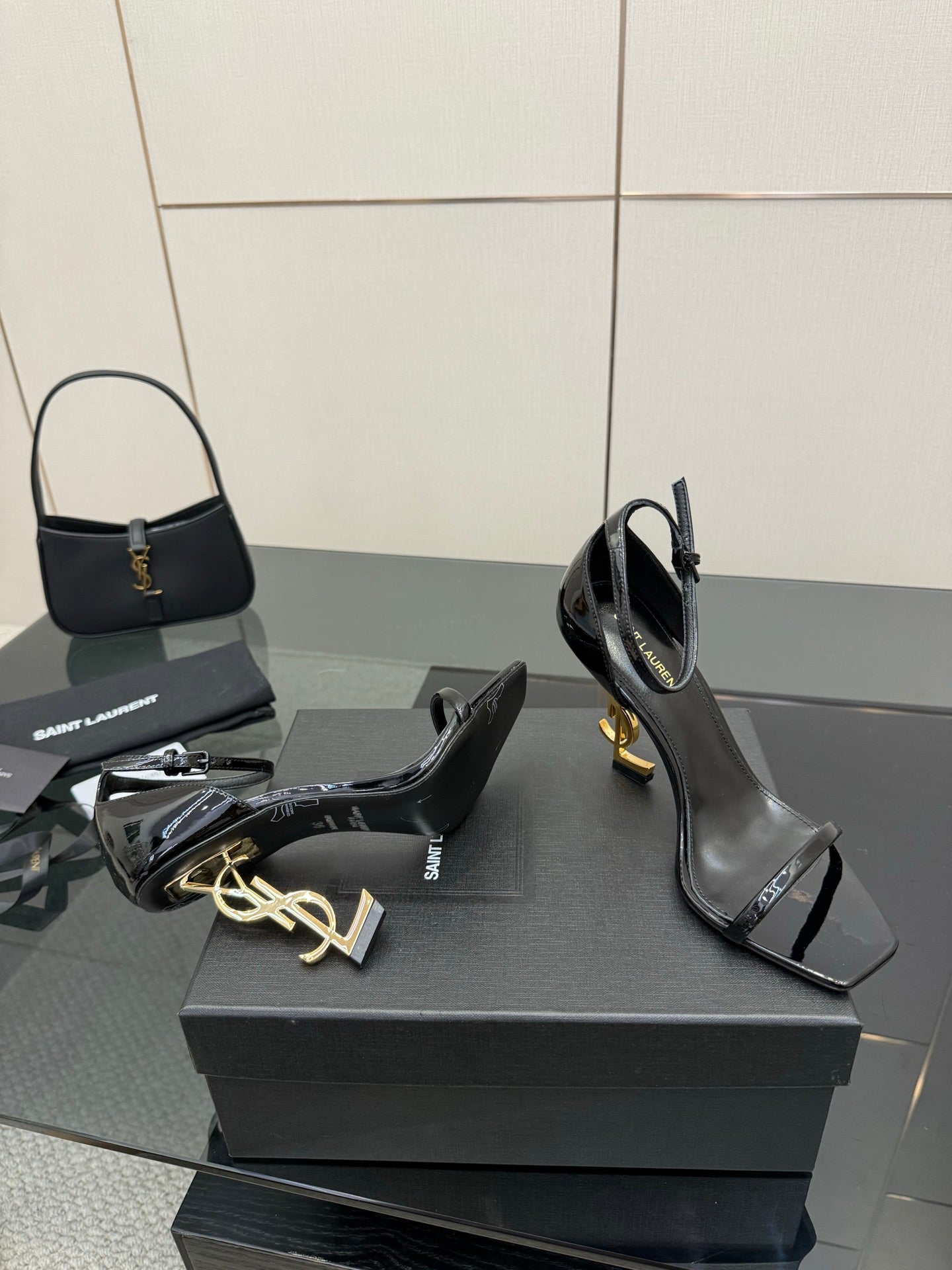 26SS NEUE High-Heel-Sandalen mit Metall-Letter-Logo (Absatzhöhe: 10,5 cm)