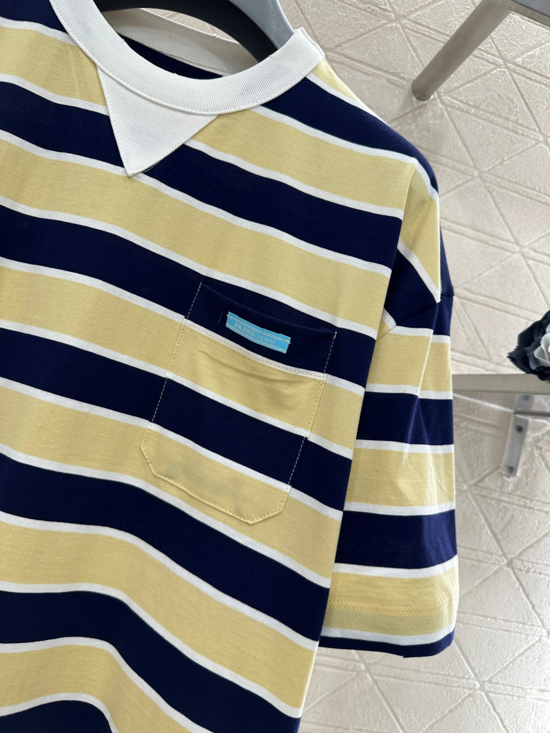 26SS NEUES Gestreiftes T-Shirt mit überschnittenen Schultern
