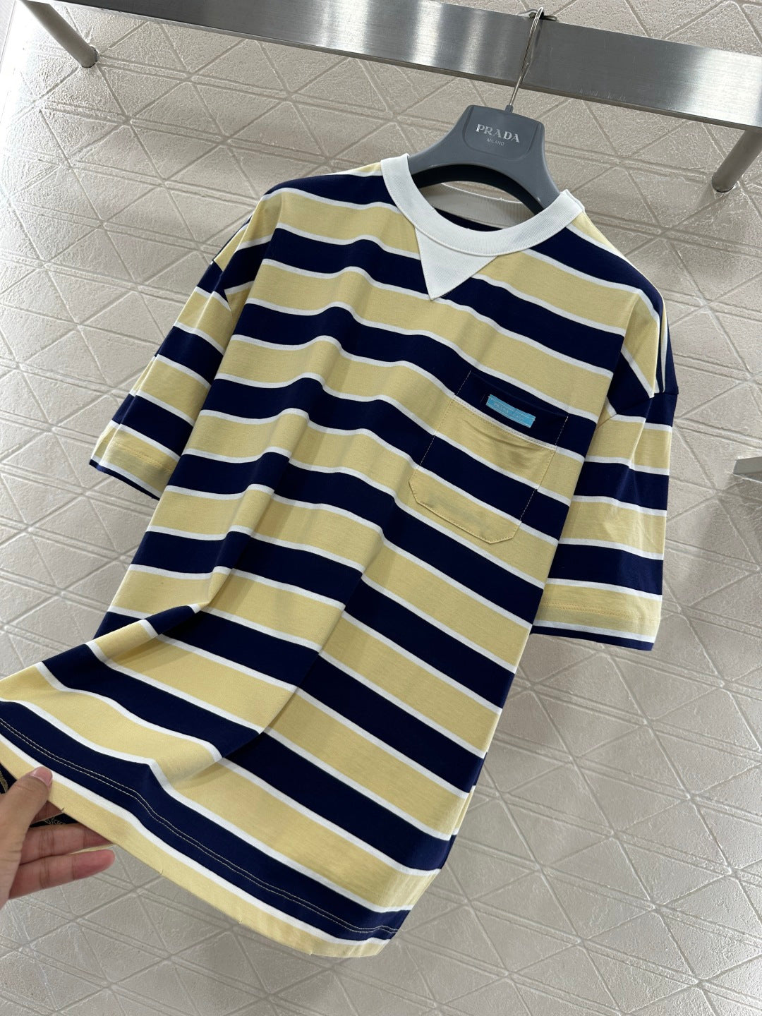 26SS NEUES Gestreiftes T-Shirt mit überschnittenen Schultern