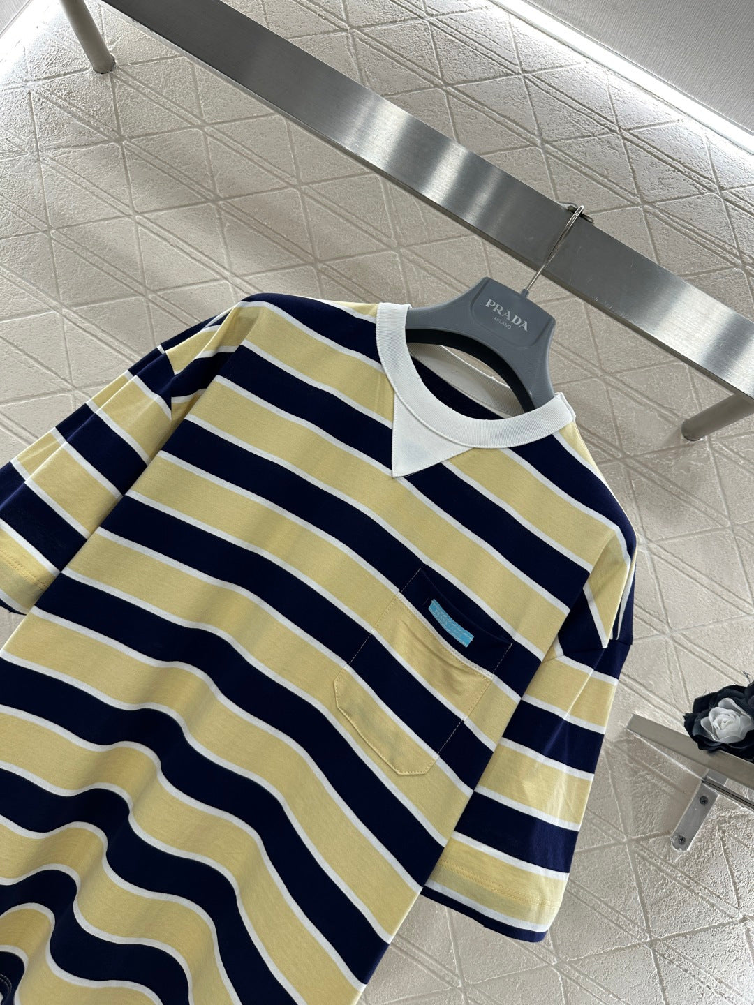 26SS NEUES Gestreiftes T-Shirt mit überschnittenen Schultern