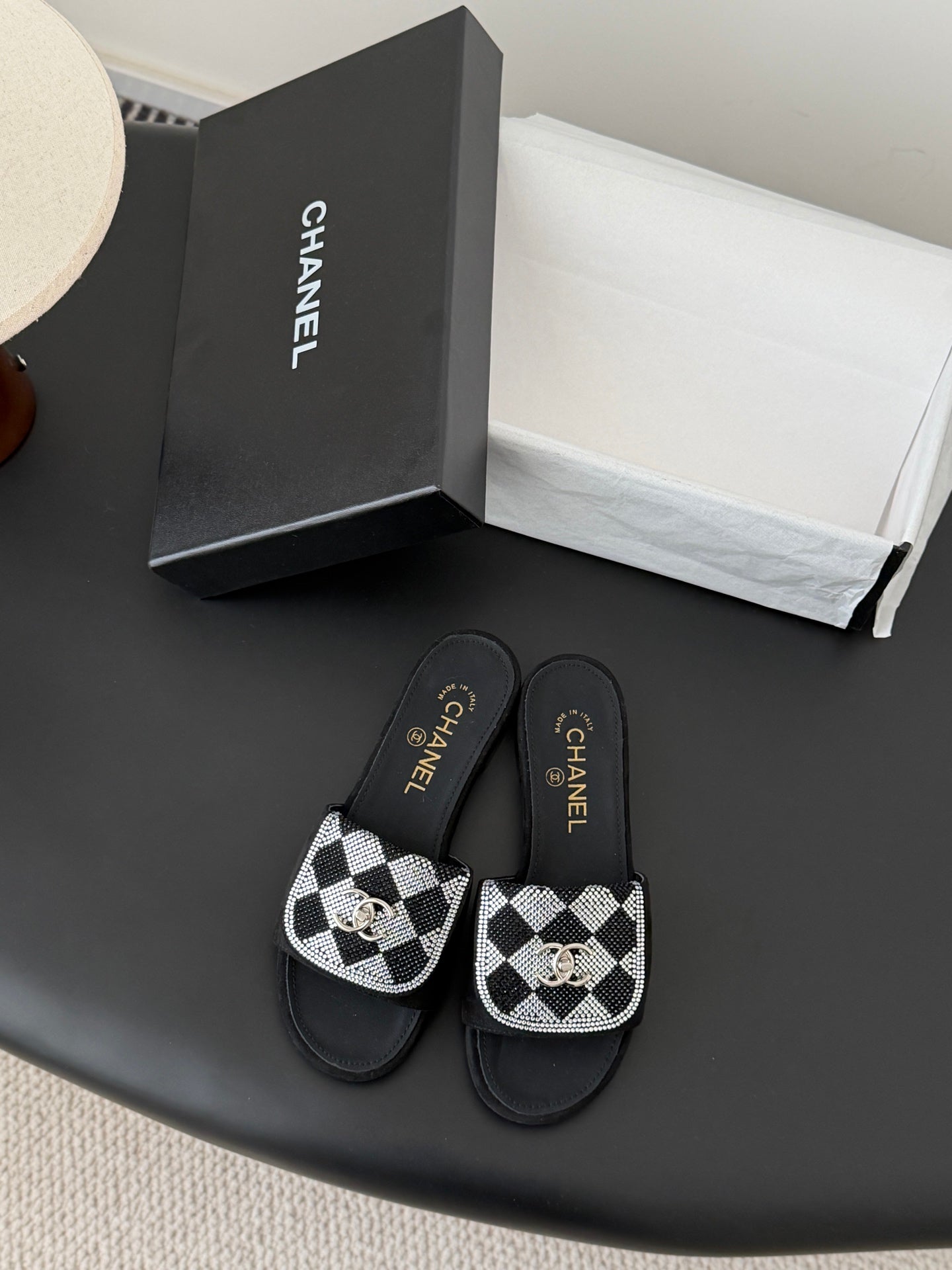 26SS NEUE Sandalen mit Strassverzierung
