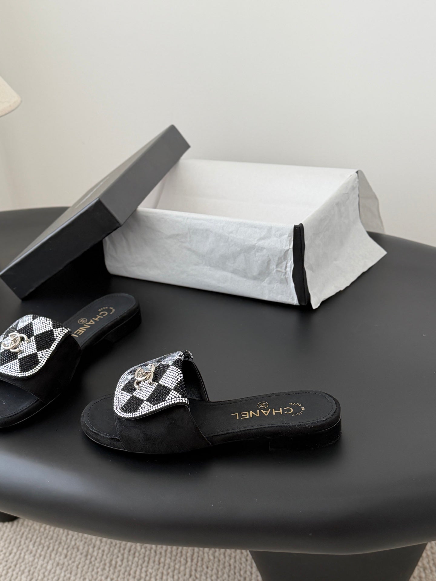 26SS NEUE Sandalen mit Strassverzierung