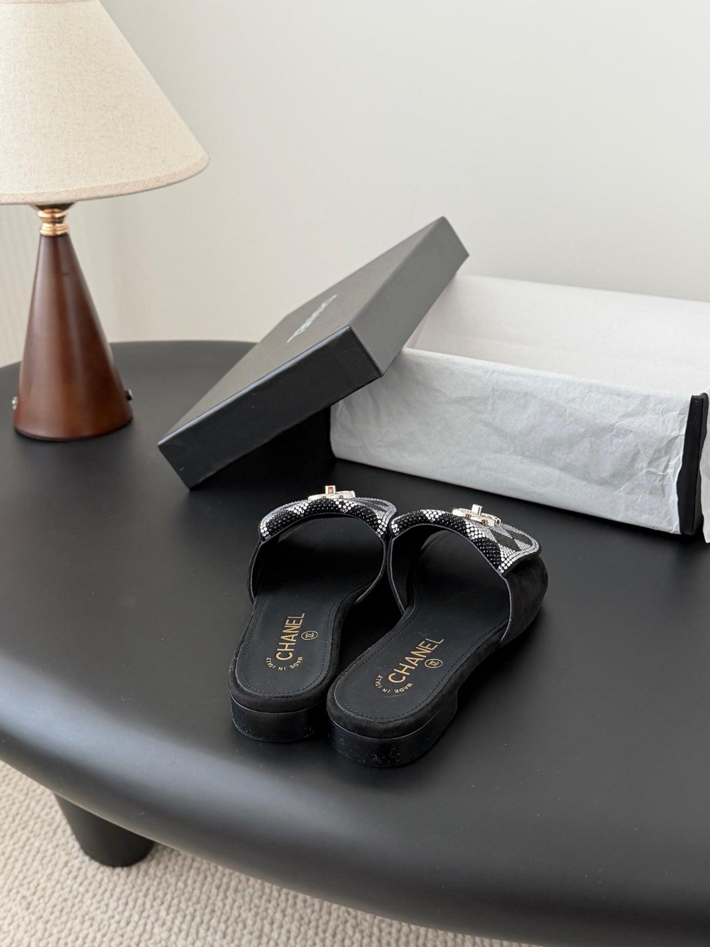 26SS NEUE Sandalen mit Strassverzierung