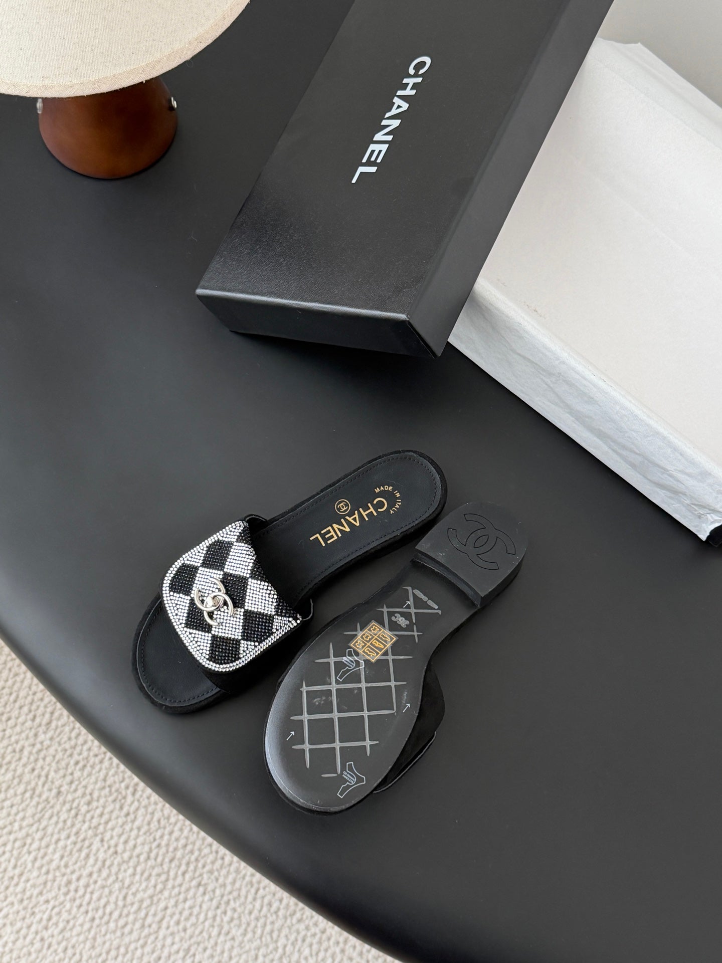 26SS NEUE Sandalen mit Strassverzierung