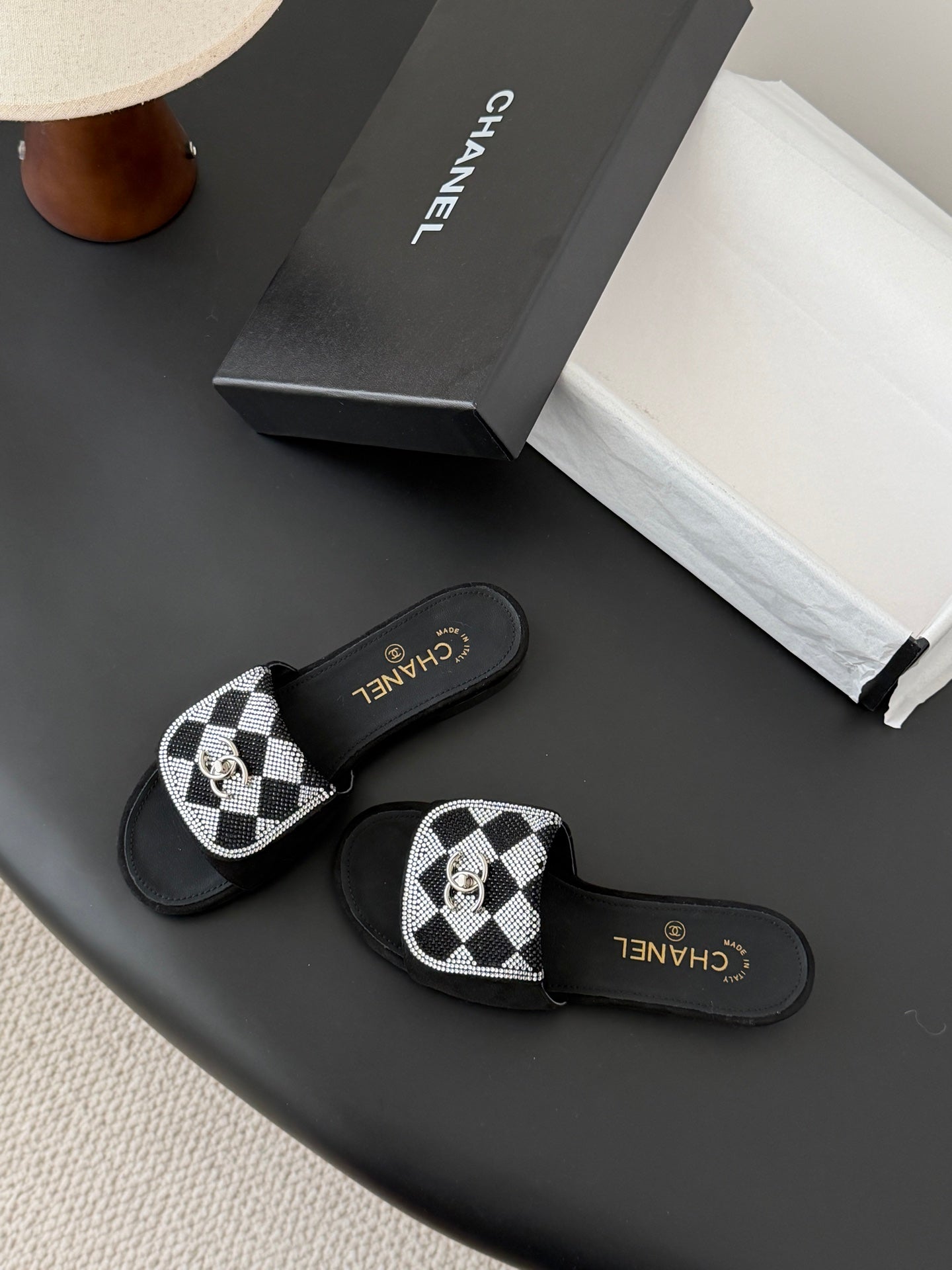 26SS NEUE Sandalen mit Strassverzierung