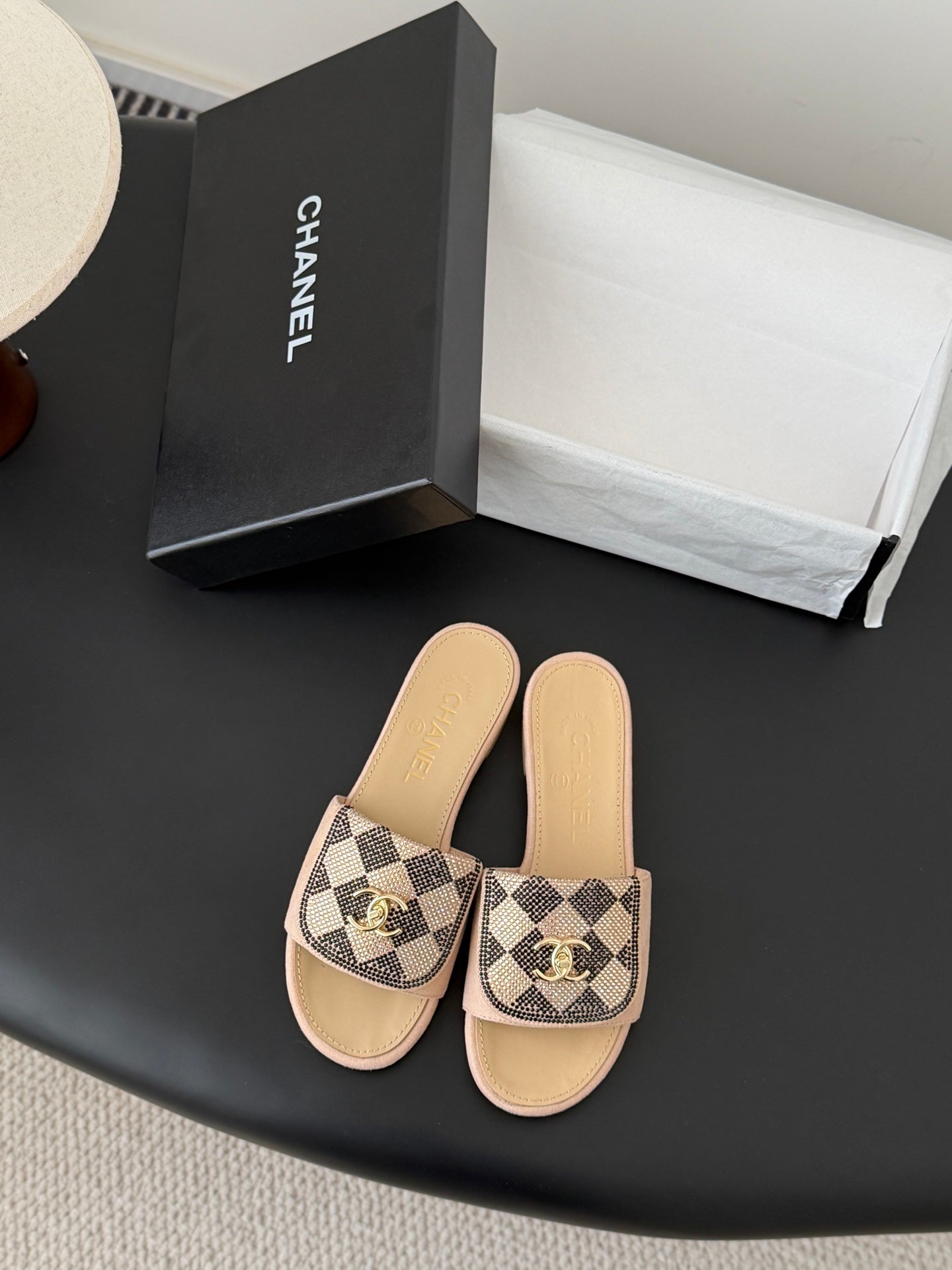 26SS NEUE Sandalen mit Strassverzierung