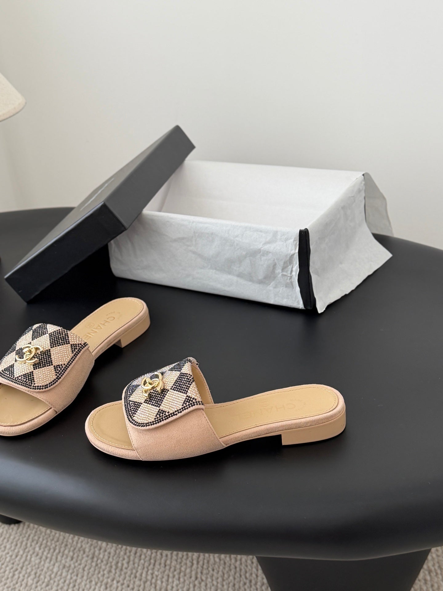 26SS NEUE Sandalen mit Strassverzierung