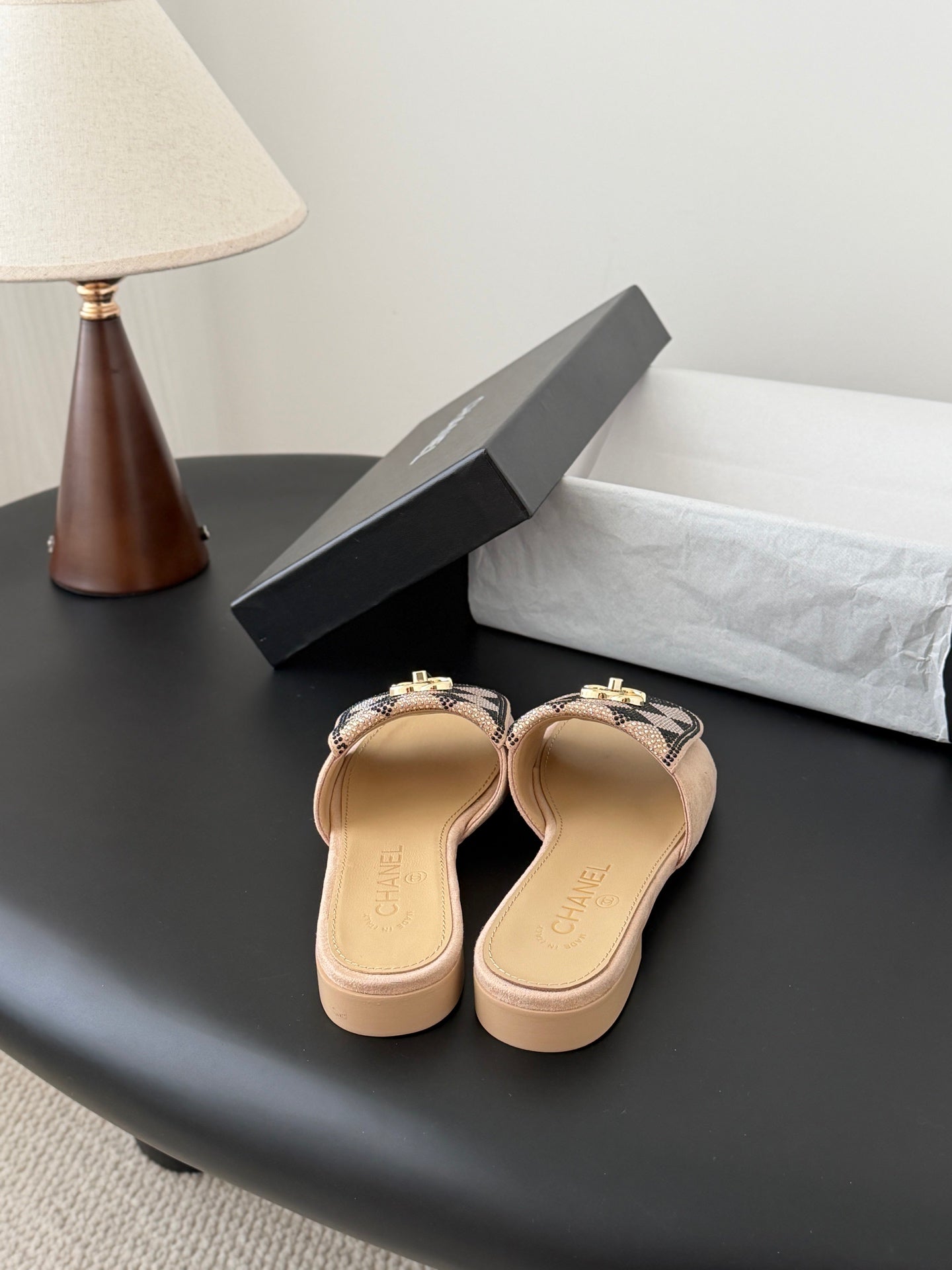 26SS NEUE Sandalen mit Strassverzierung