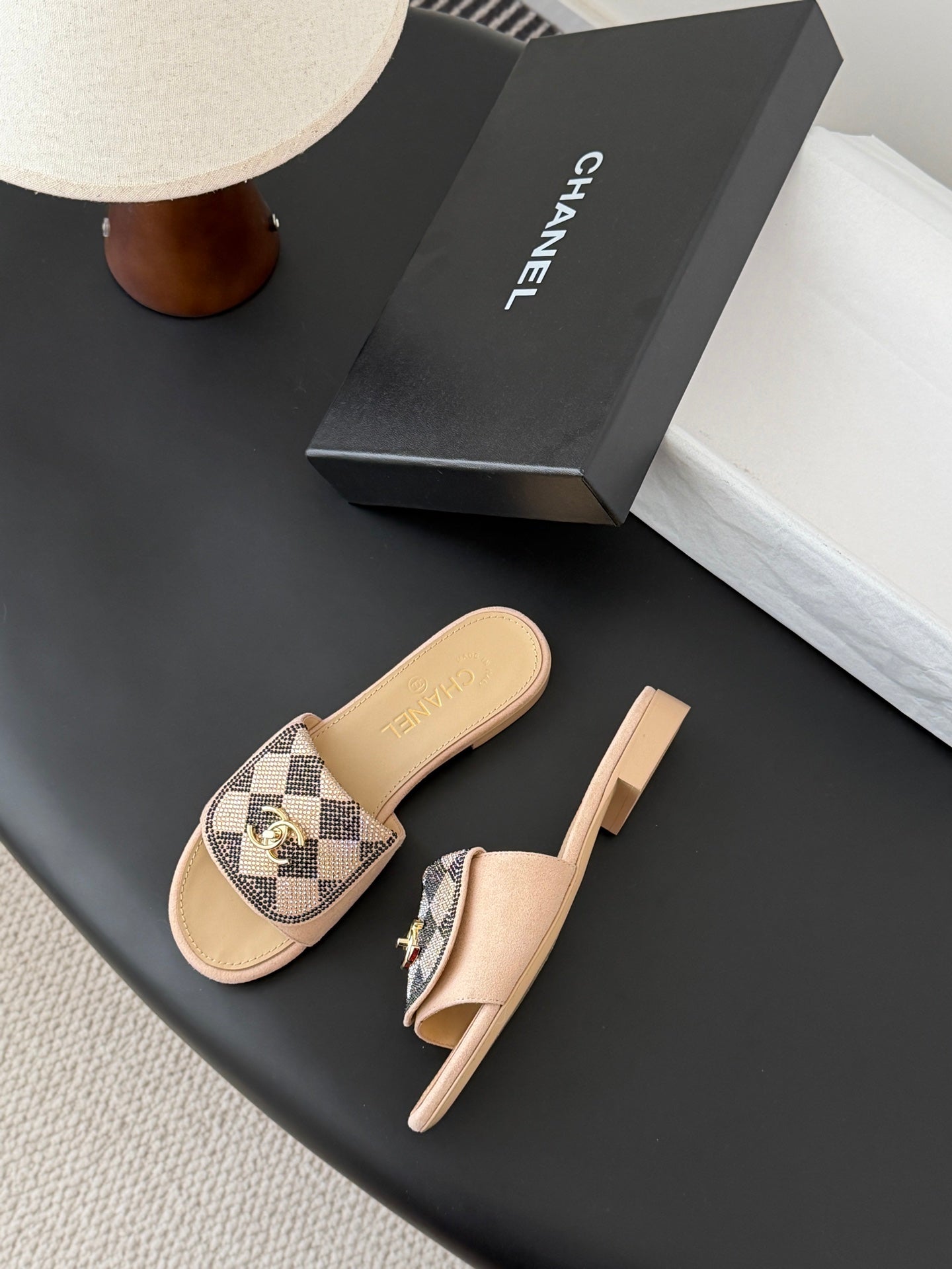 26SS NEUE Sandalen mit Strassverzierung