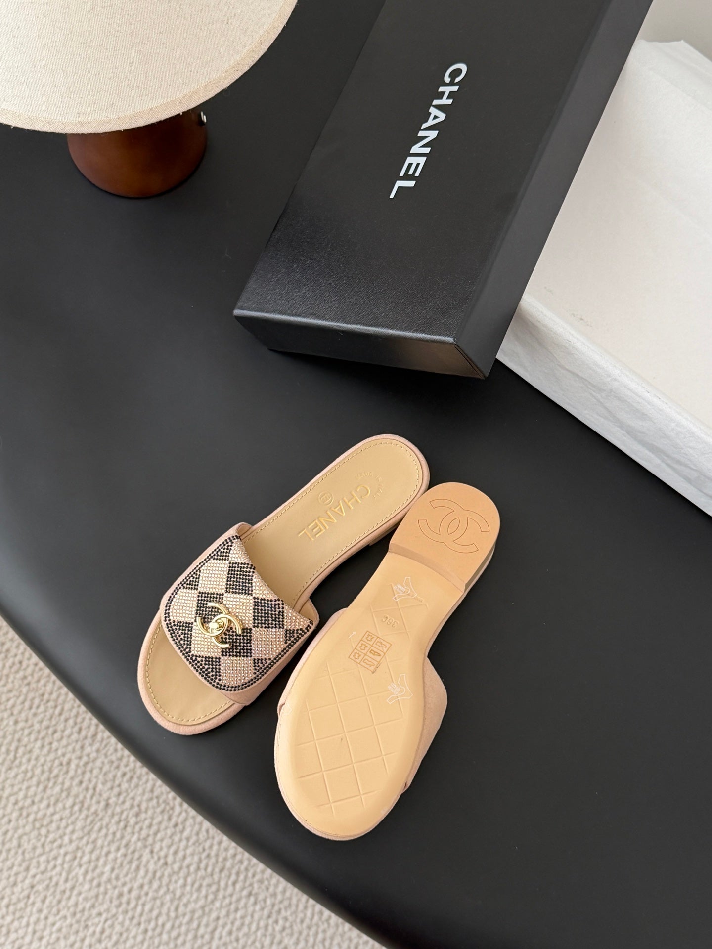 26SS NEUE Sandalen mit Strassverzierung