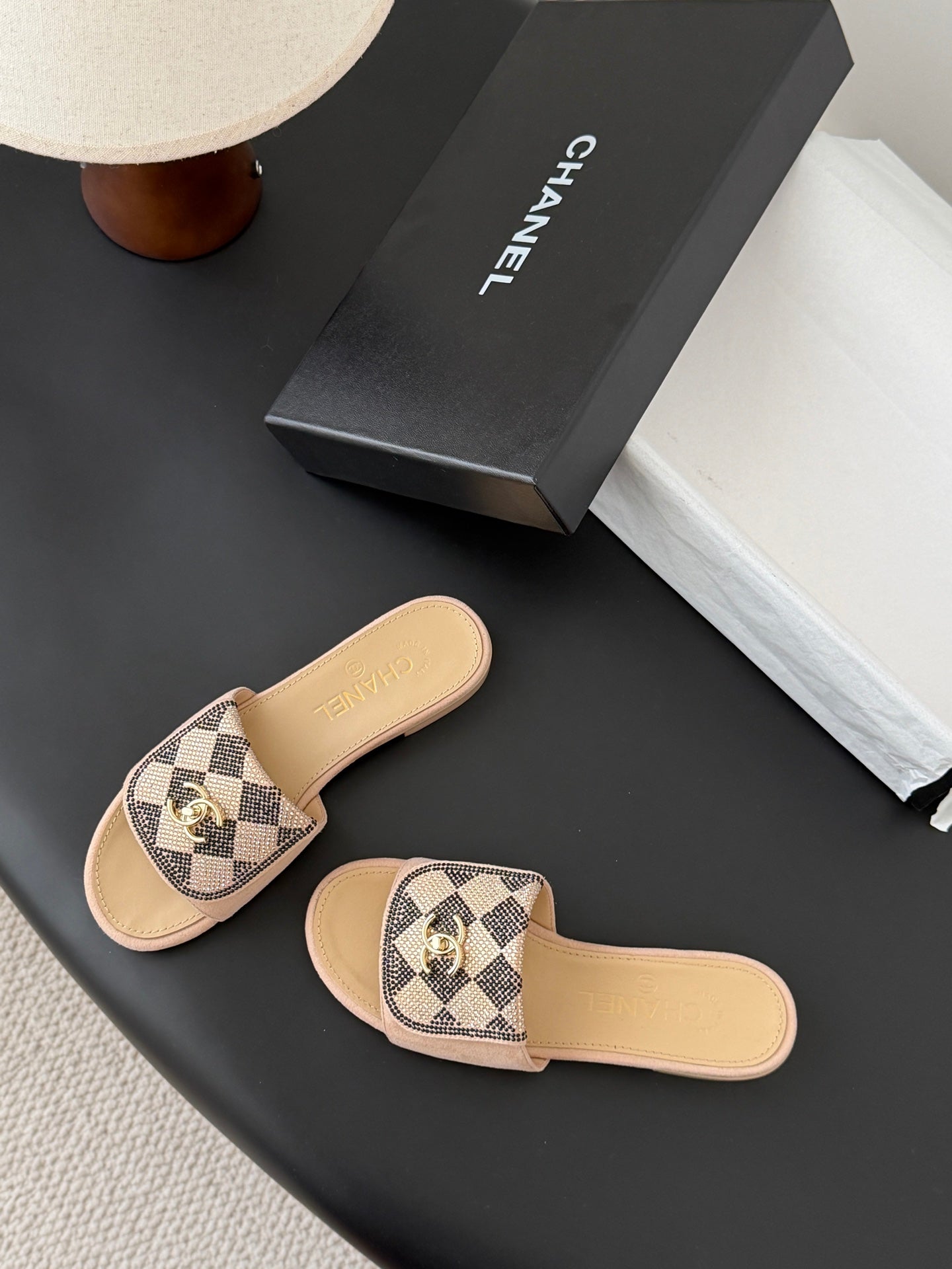 26SS NEUE Sandalen mit Strassverzierung