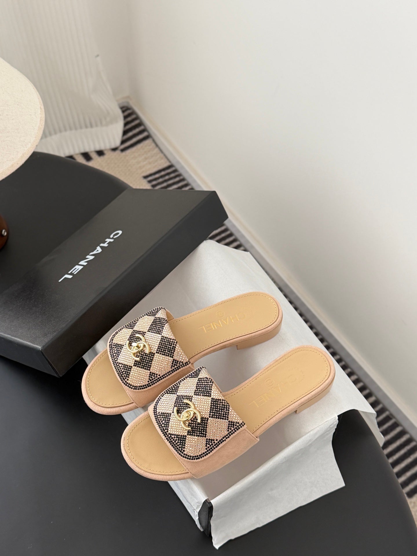 26SS NEUE Sandalen mit Strassverzierung