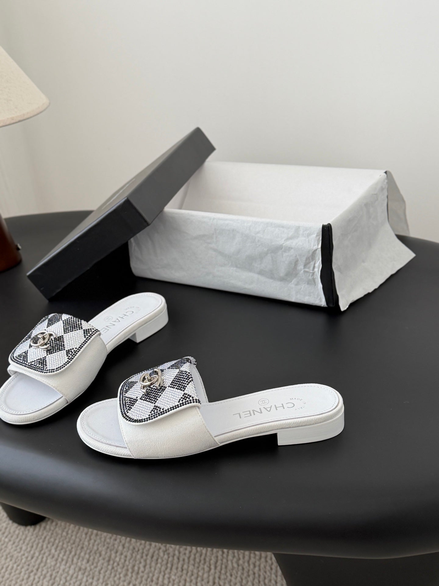 26SS NEUE Sandalen mit Strassverzierung