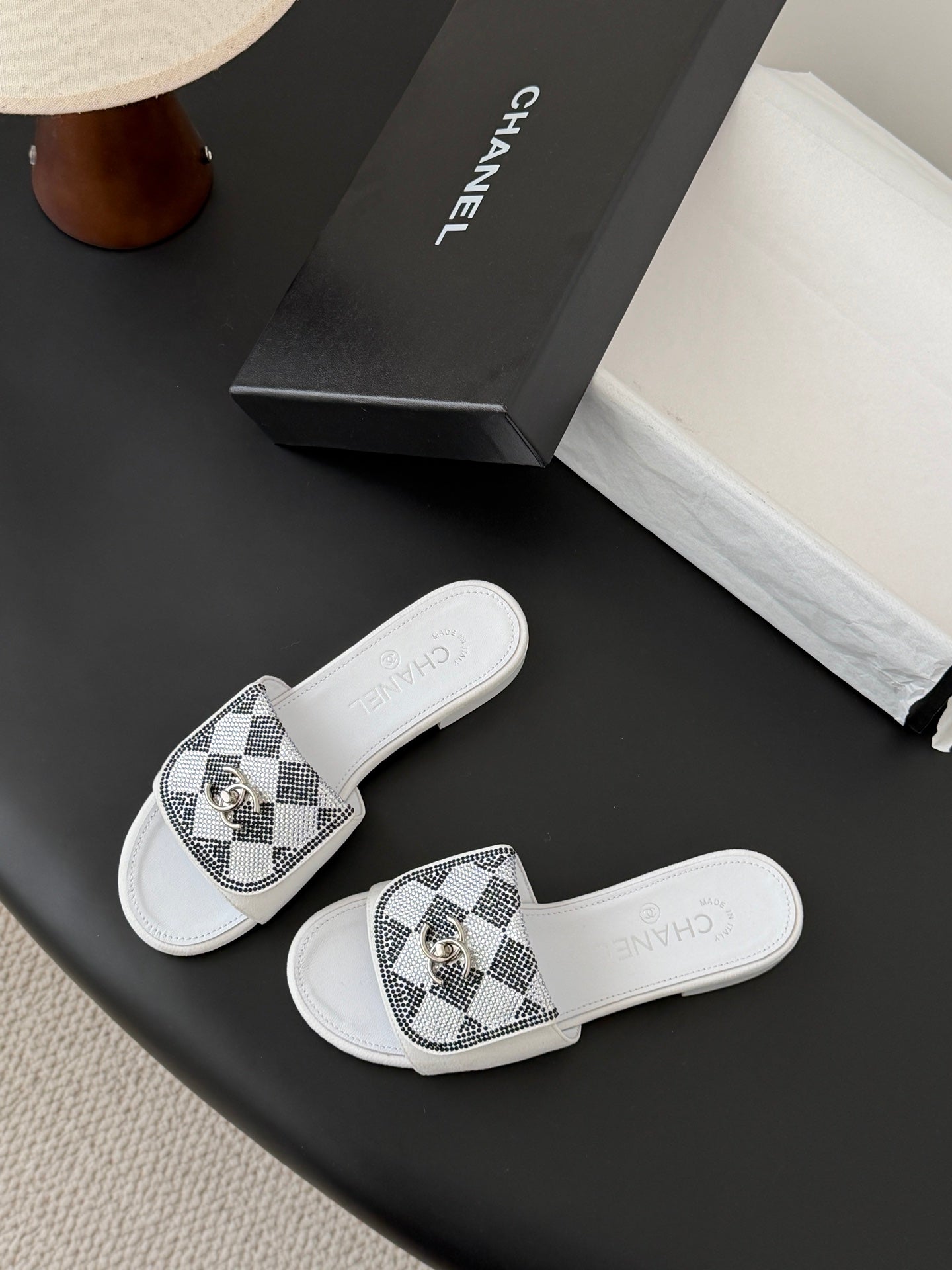 26SS NEUE Sandalen mit Strassverzierung