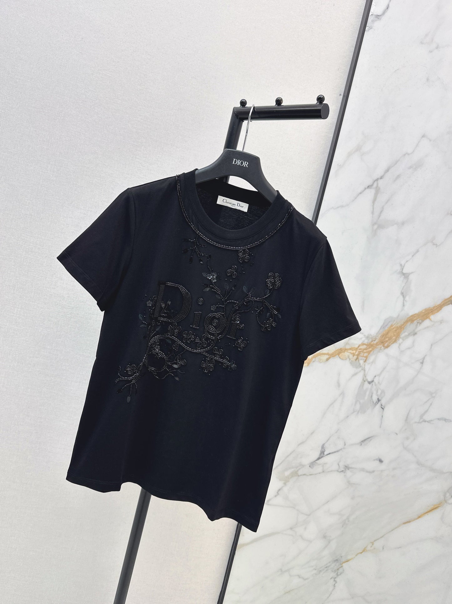 26SS NEUE T-Shirts mit 3D-Stickerei und Perlenbesatz
