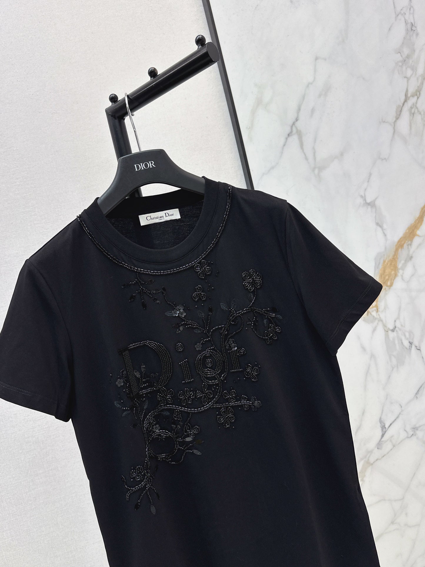 26SS NEUE T-Shirts mit 3D-Stickerei und Perlenbesatz