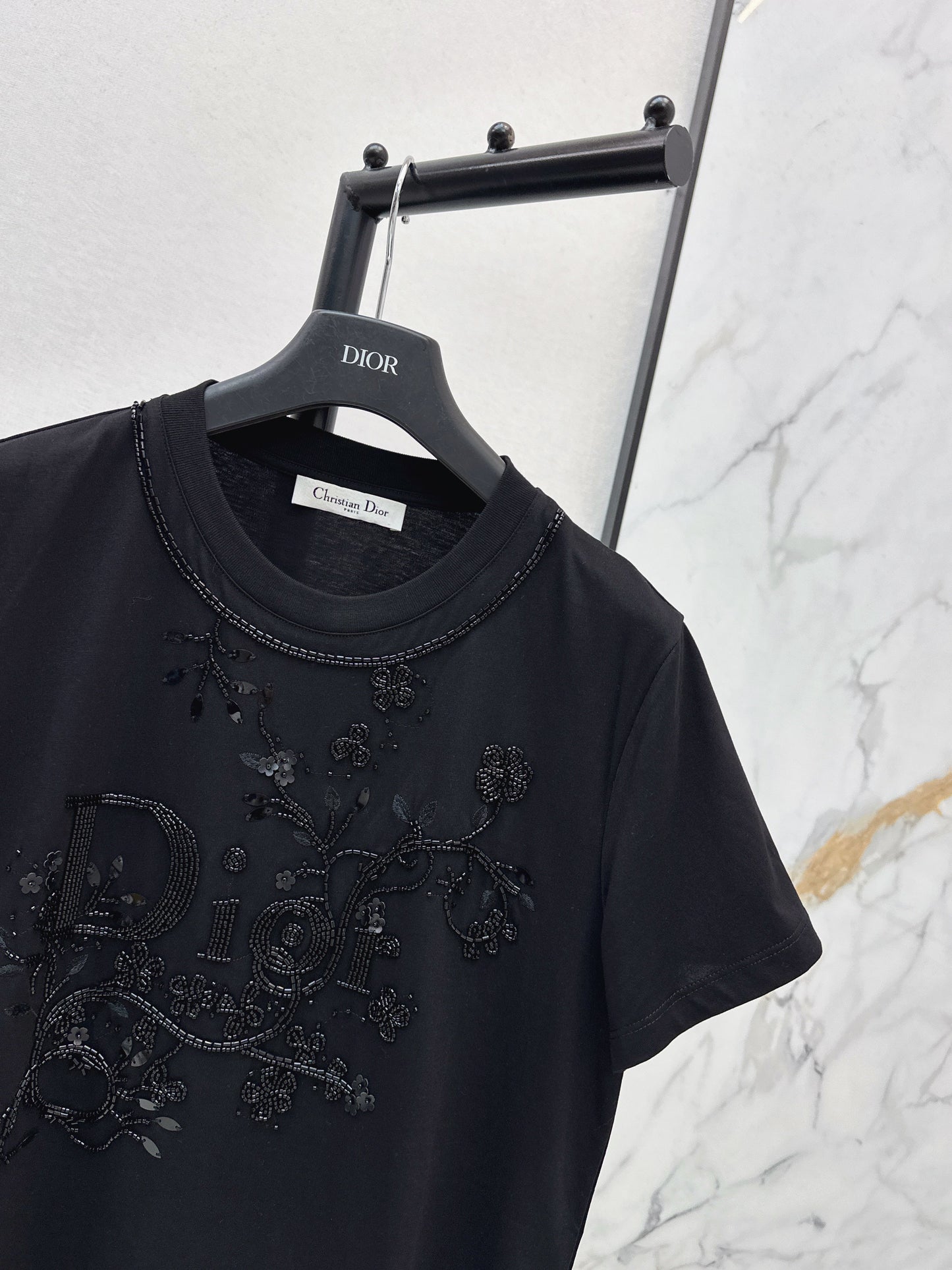 26SS NEUE T-Shirts mit 3D-Stickerei und Perlenbesatz