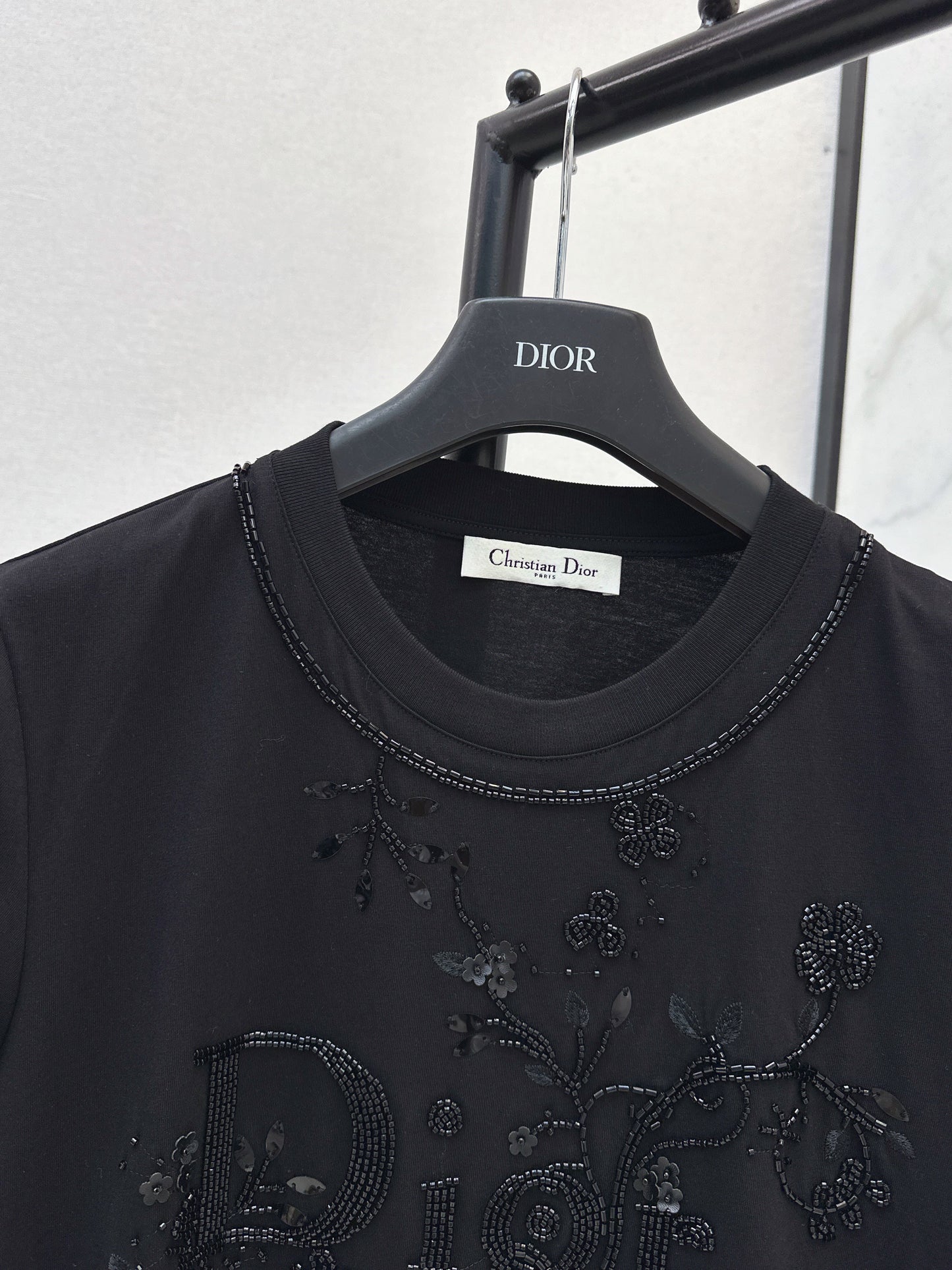 26SS NEUE T-Shirts mit 3D-Stickerei und Perlenbesatz