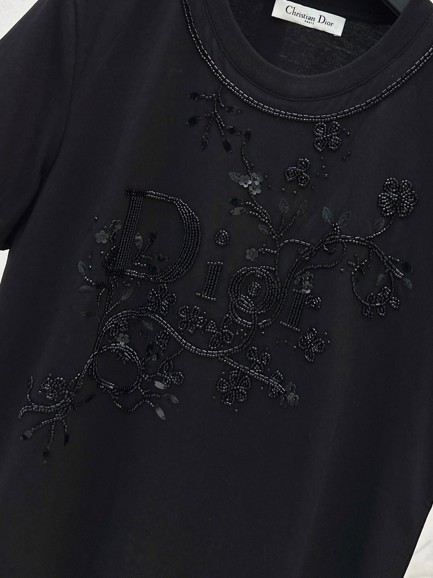 26SS NEUE T-Shirts mit 3D-Stickerei und Perlenbesatz