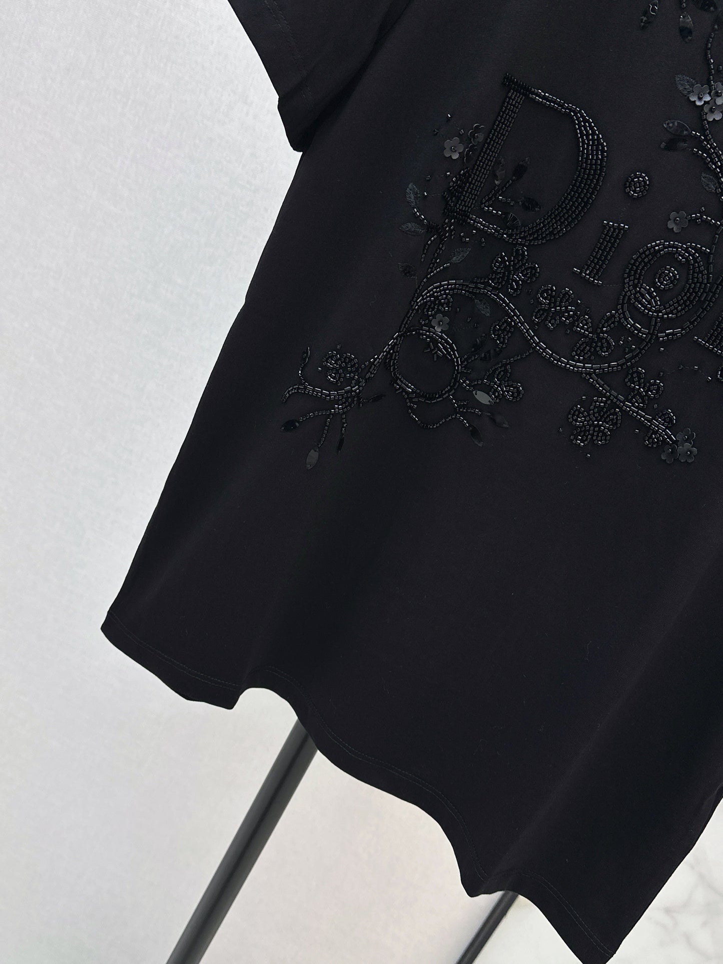 26SS NEUE T-Shirts mit 3D-Stickerei und Perlenbesatz