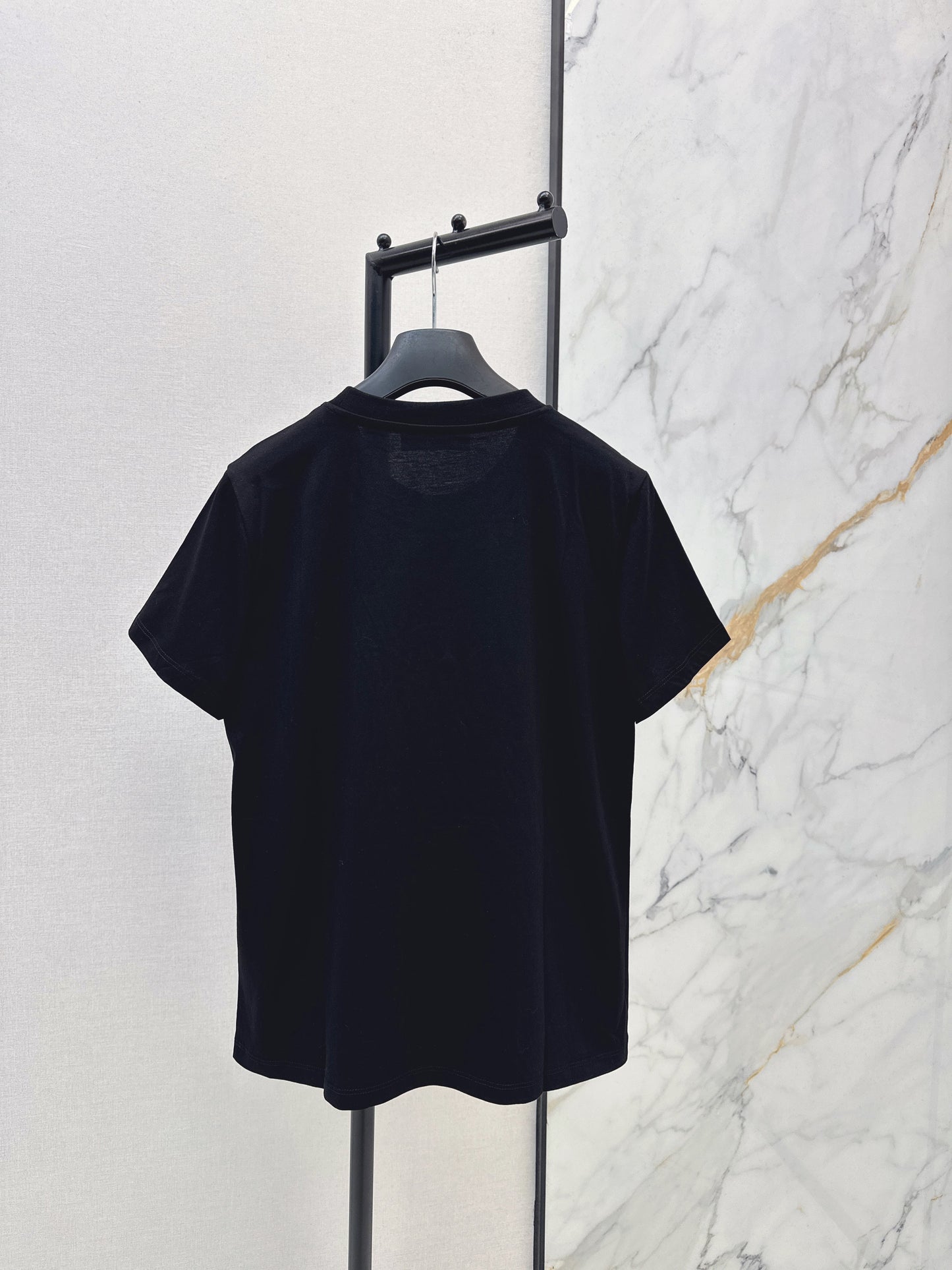 26SS NEUE T-Shirts mit 3D-Stickerei und Perlenbesatz