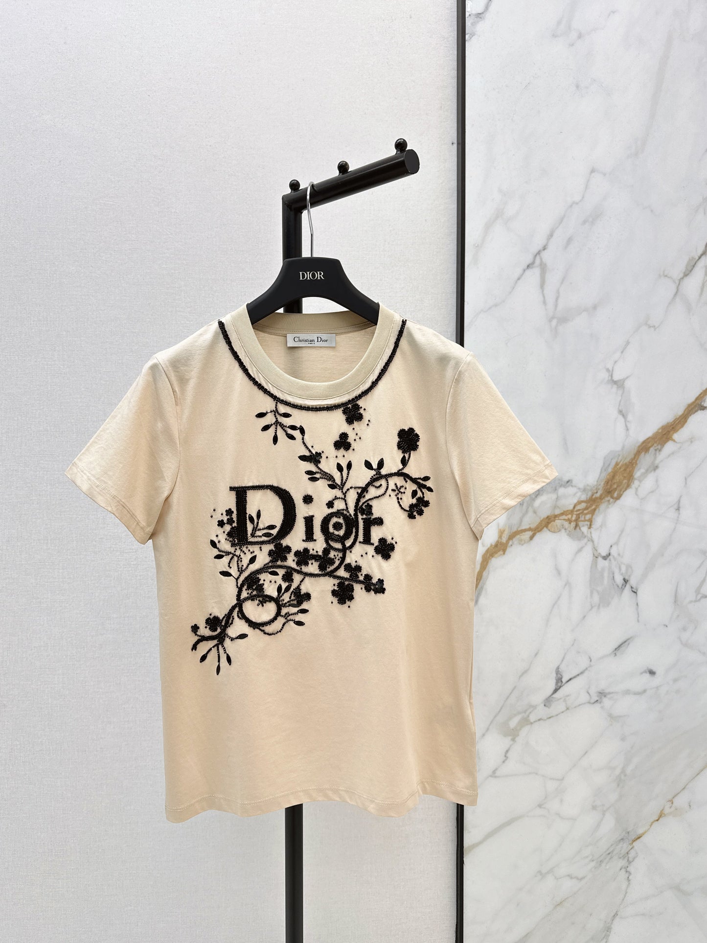 26SS NEUE T-Shirts mit 3D-Stickerei und Perlenbesatz