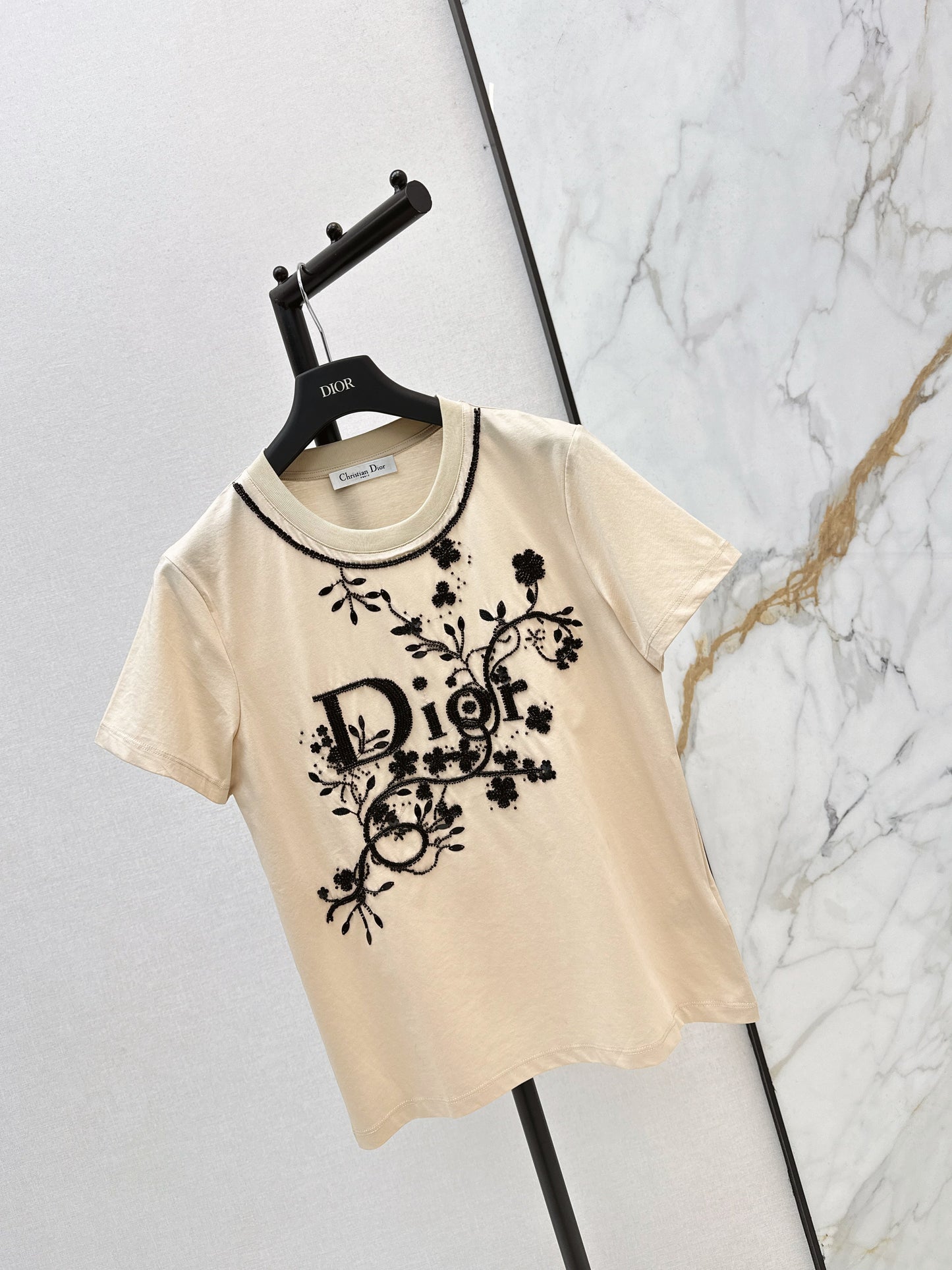 26SS NEUE T-Shirts mit 3D-Stickerei und Perlenbesatz