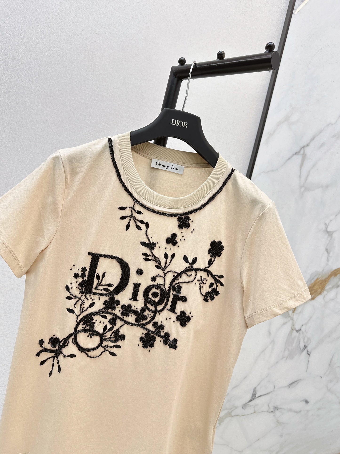 26SS NEUE T-Shirts mit 3D-Stickerei und Perlenbesatz