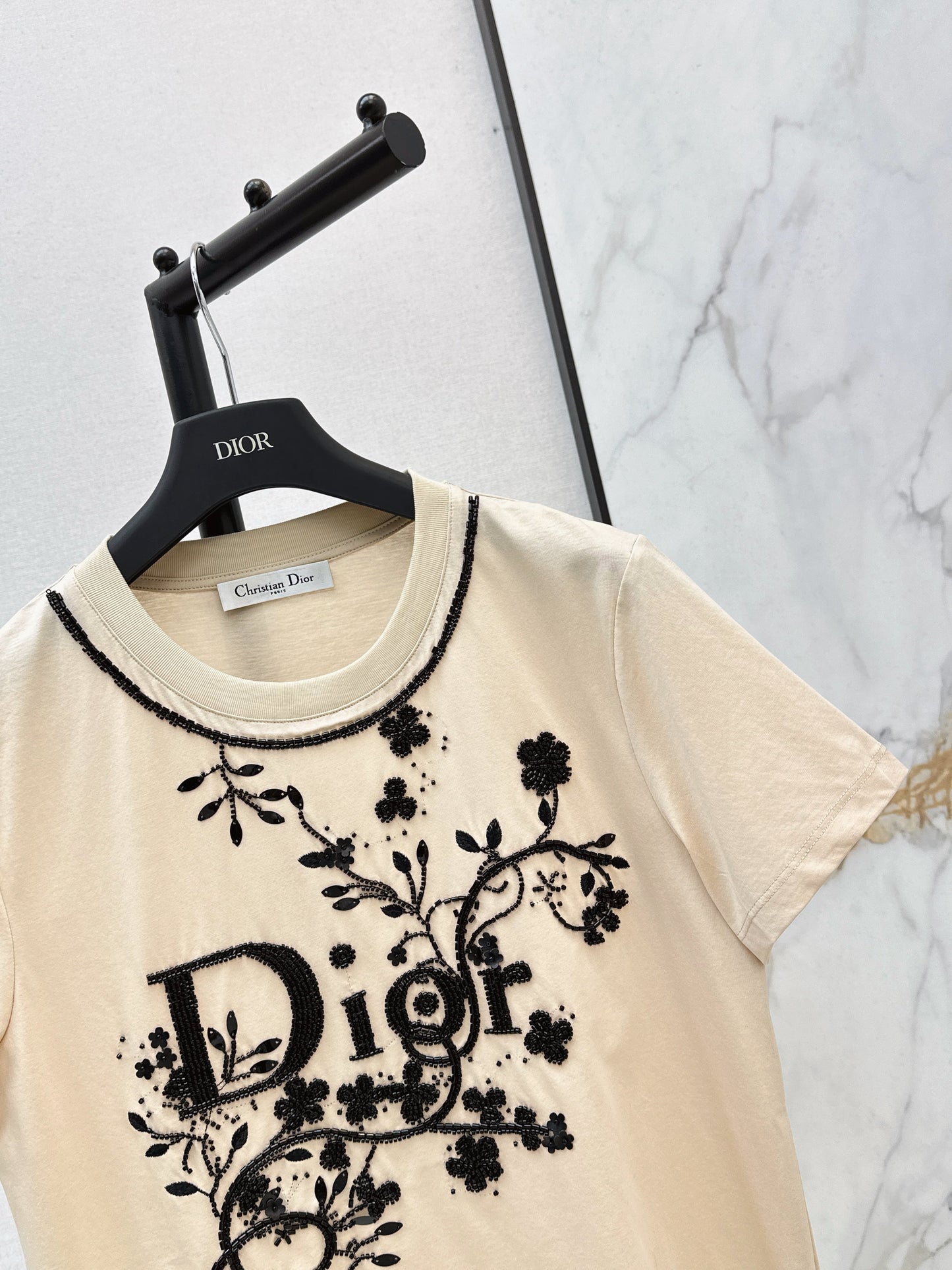 26SS NEUE T-Shirts mit 3D-Stickerei und Perlenbesatz