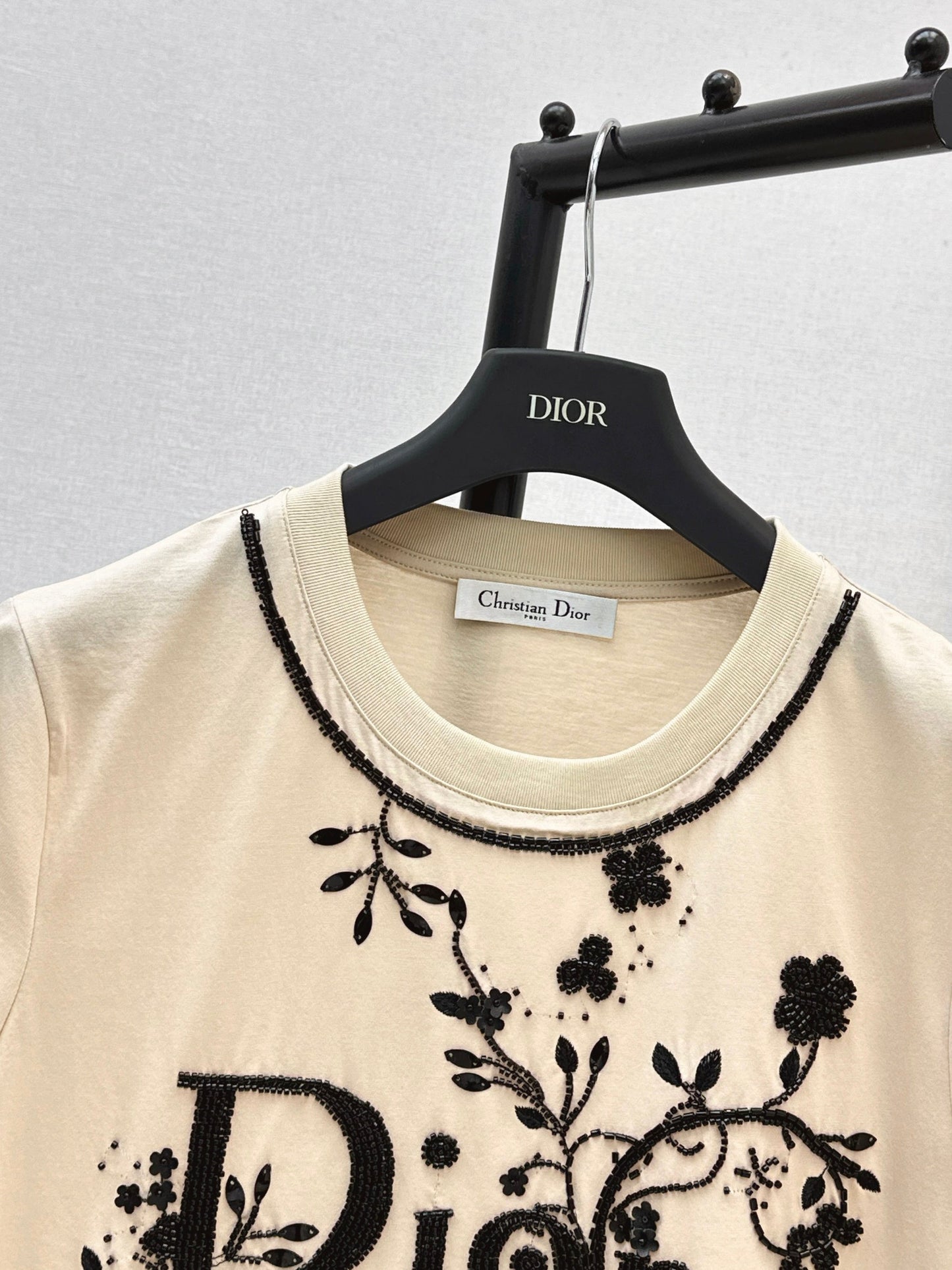 26SS NEUE T-Shirts mit 3D-Stickerei und Perlenbesatz