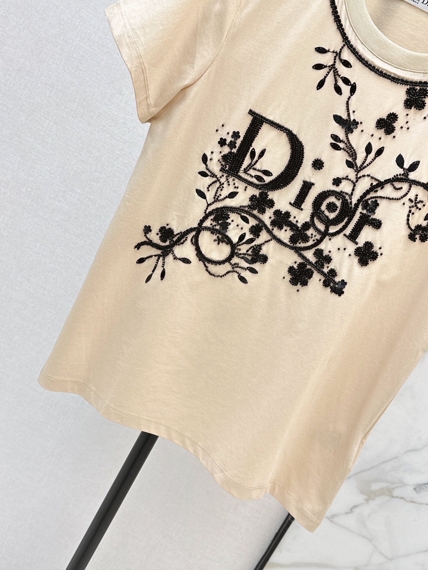 26SS NEUE T-Shirts mit 3D-Stickerei und Perlenbesatz