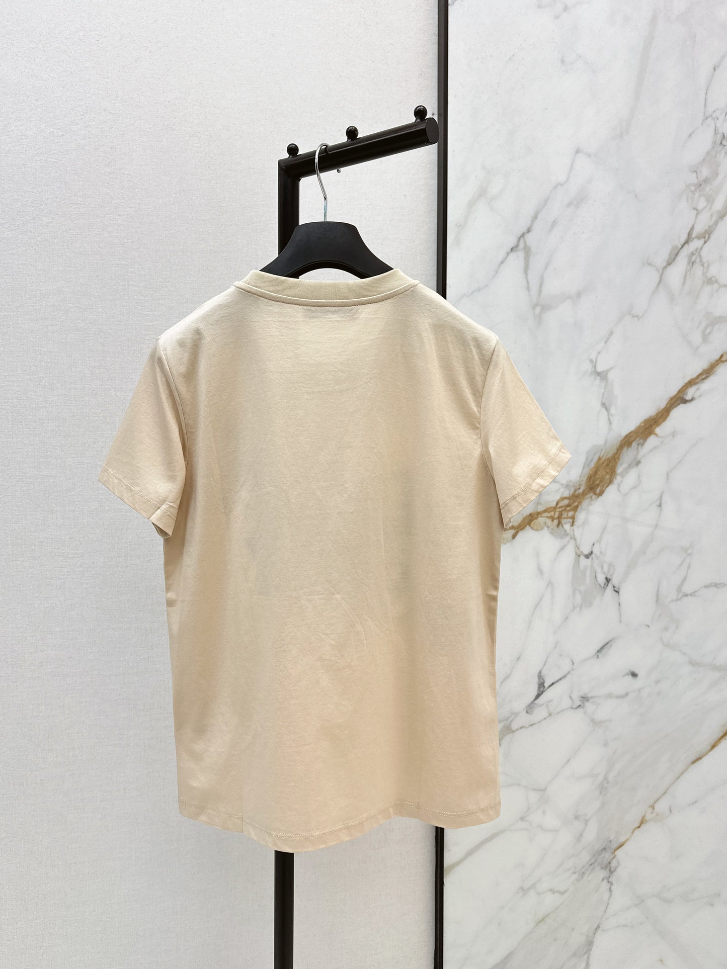 26SS NEUE T-Shirts mit 3D-Stickerei und Perlenbesatz