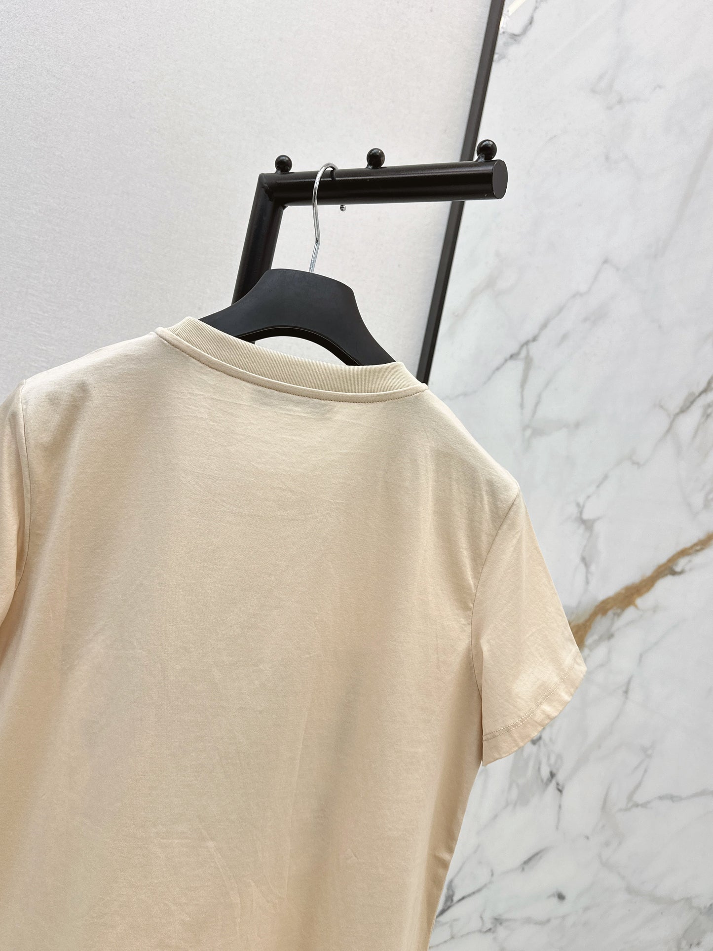 26SS NEUE T-Shirts mit 3D-Stickerei und Perlenbesatz