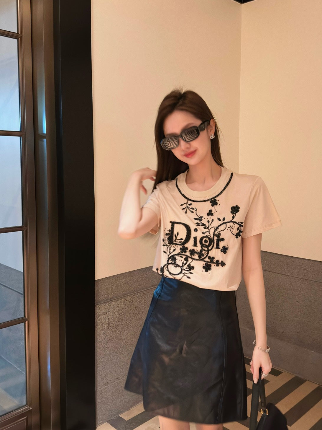 26SS NEUE T-Shirts mit 3D-Stickerei und Perlenbesatz