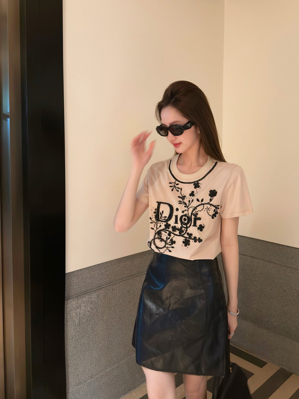 26SS NEUE T-Shirts mit 3D-Stickerei und Perlenbesatz