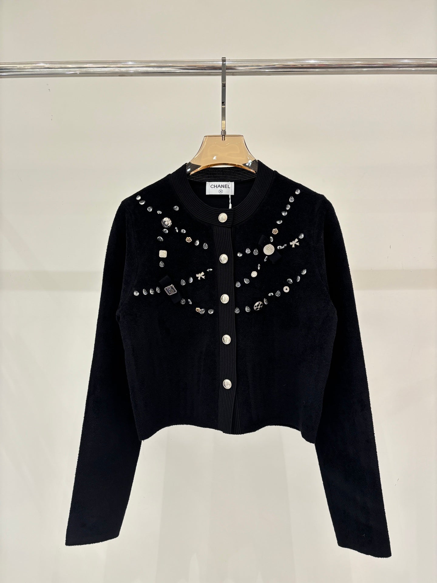 26SS NEU Rundhals-Strickjacke mit Buchstabenlogo, Intarsienzahl und handbestickter Kettendekoration