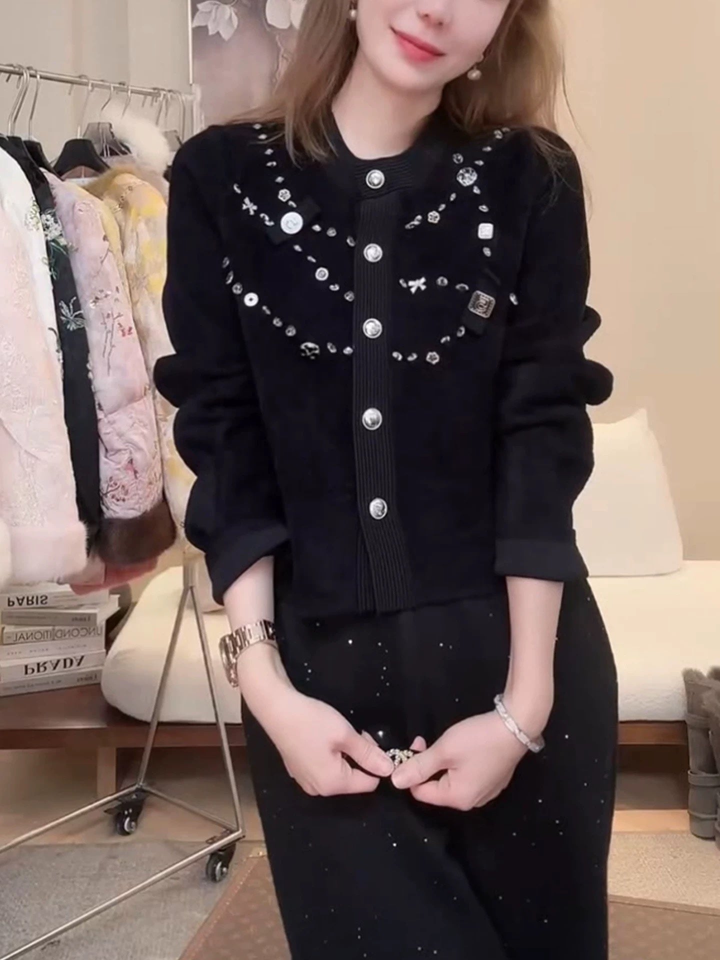 26SS NEU Rundhals-Strickjacke mit Buchstabenlogo, Intarsienzahl und handbestickter Kettendekoration
