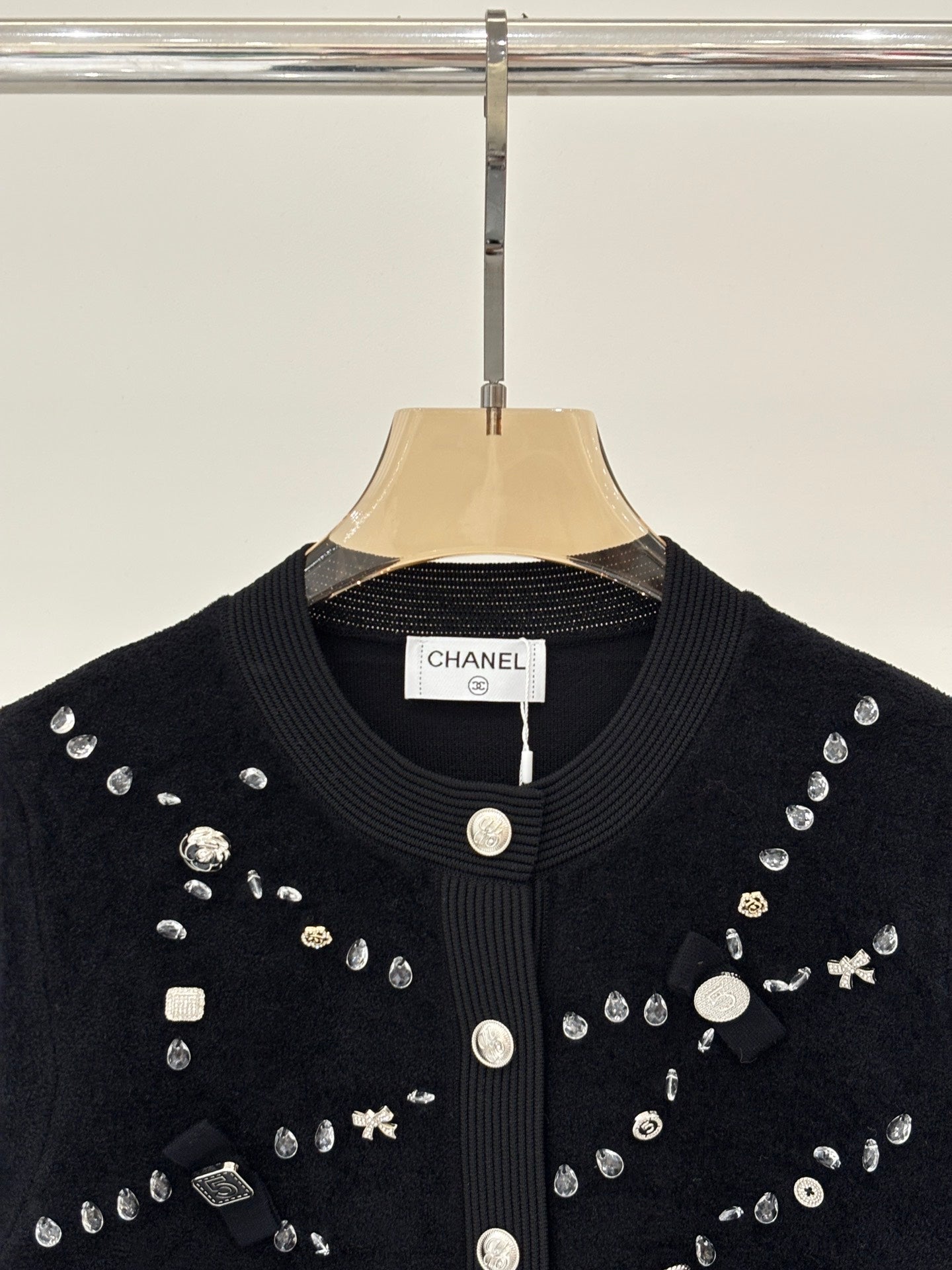 26SS NEU Rundhals-Strickjacke mit Buchstabenlogo, Intarsienzahl und handbestickter Kettendekoration