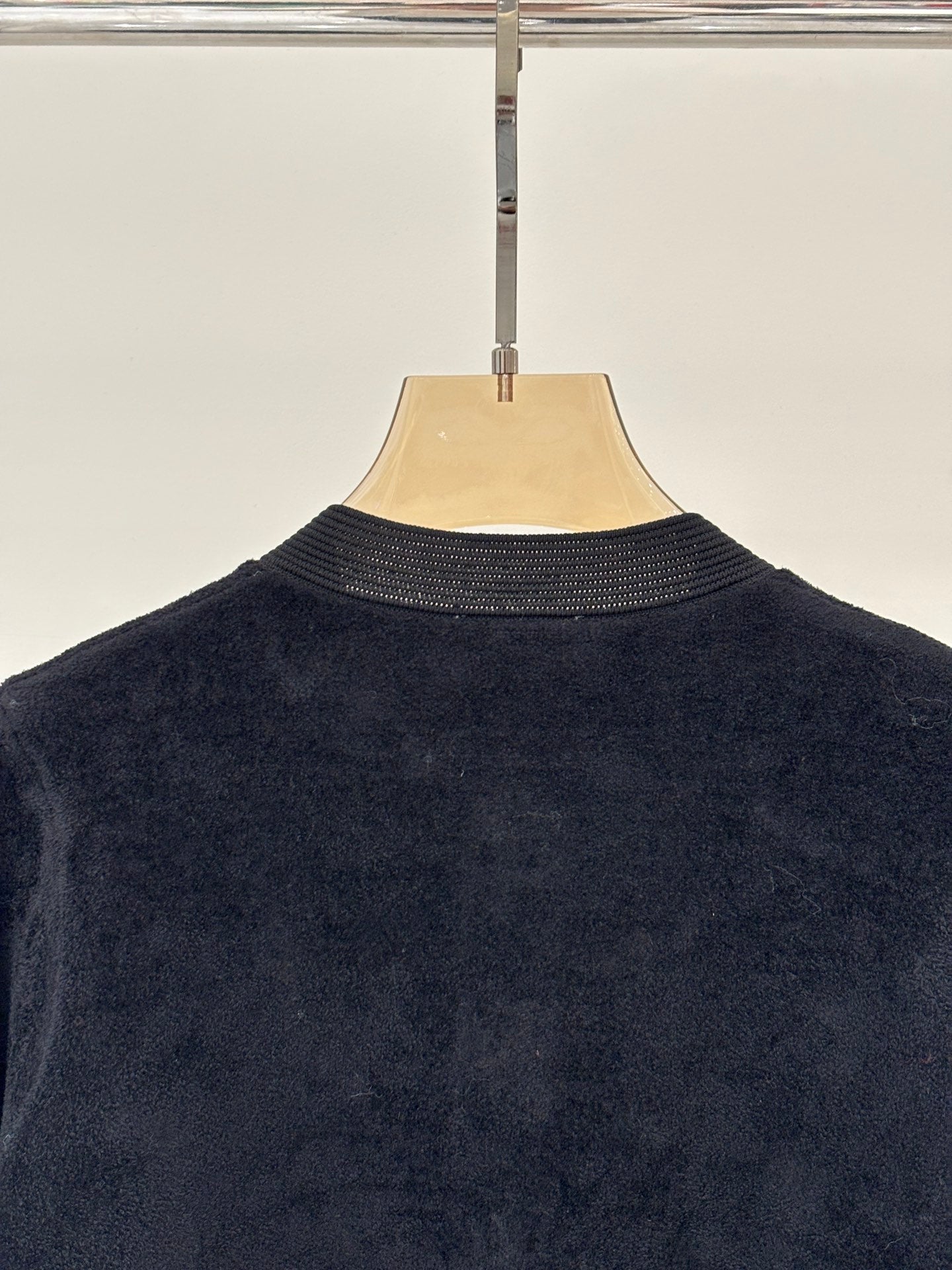 26SS NEU Rundhals-Strickjacke mit Buchstabenlogo, Intarsienzahl und handbestickter Kettendekoration
