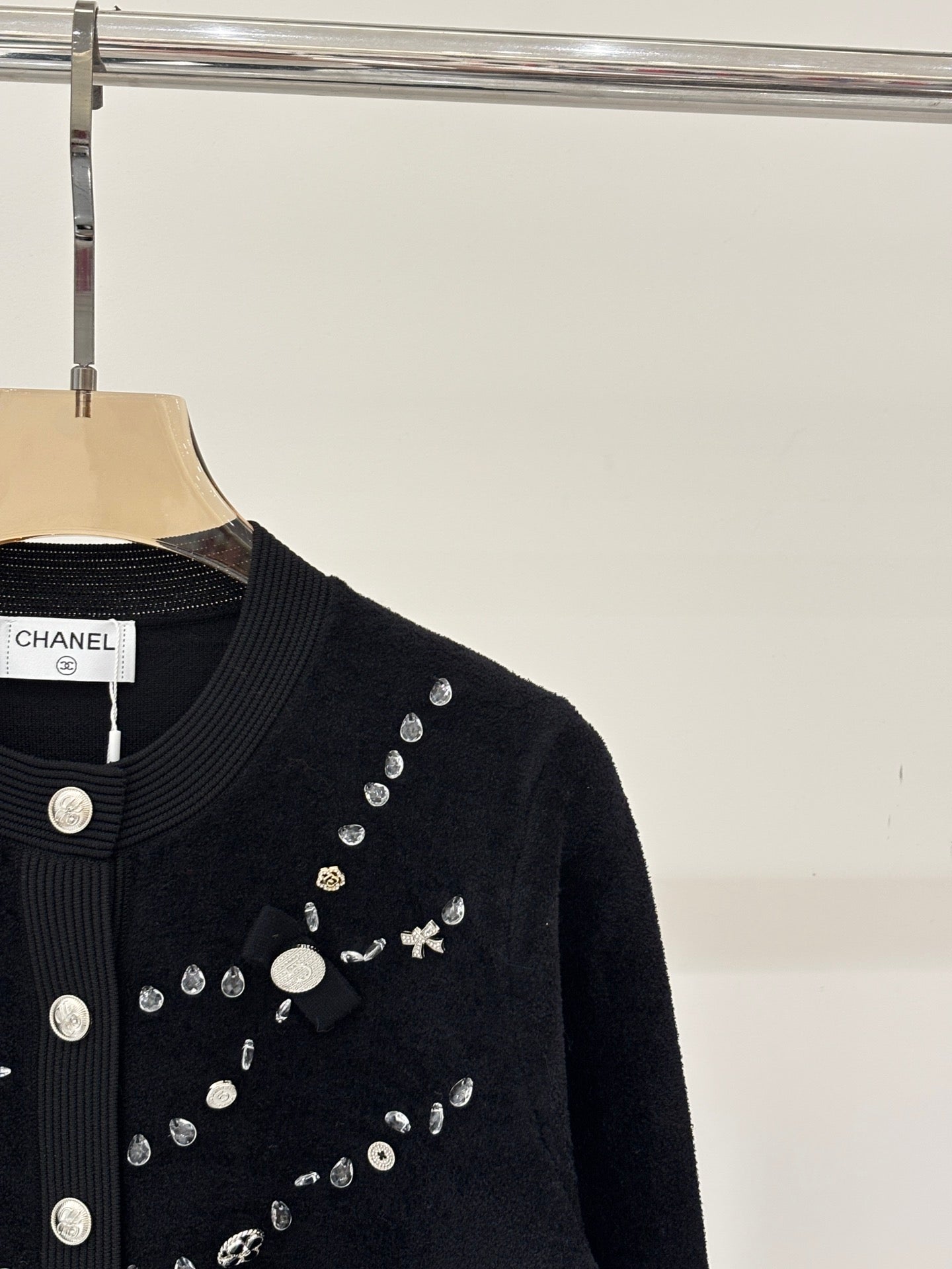 26SS NEU Rundhals-Strickjacke mit Buchstabenlogo, Intarsienzahl und handbestickter Kettendekoration