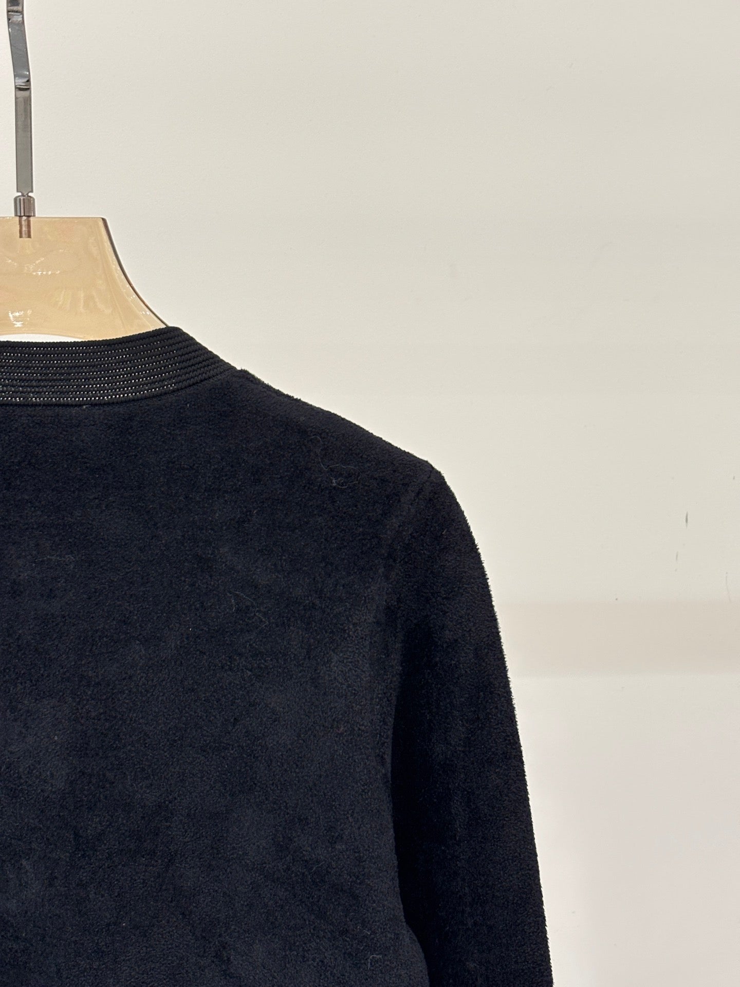 26SS NEU Rundhals-Strickjacke mit Buchstabenlogo, Intarsienzahl und handbestickter Kettendekoration