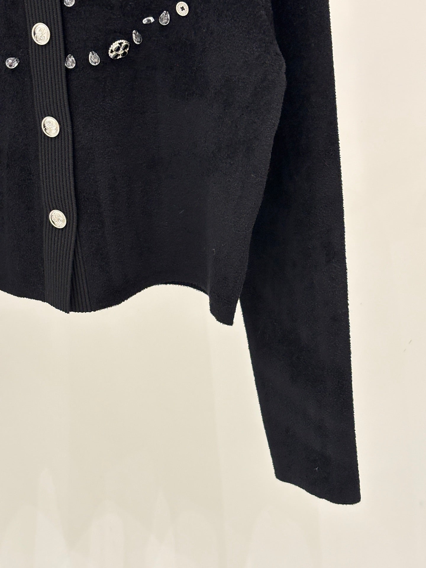 26SS NEU Rundhals-Strickjacke mit Buchstabenlogo, Intarsienzahl und handbestickter Kettendekoration