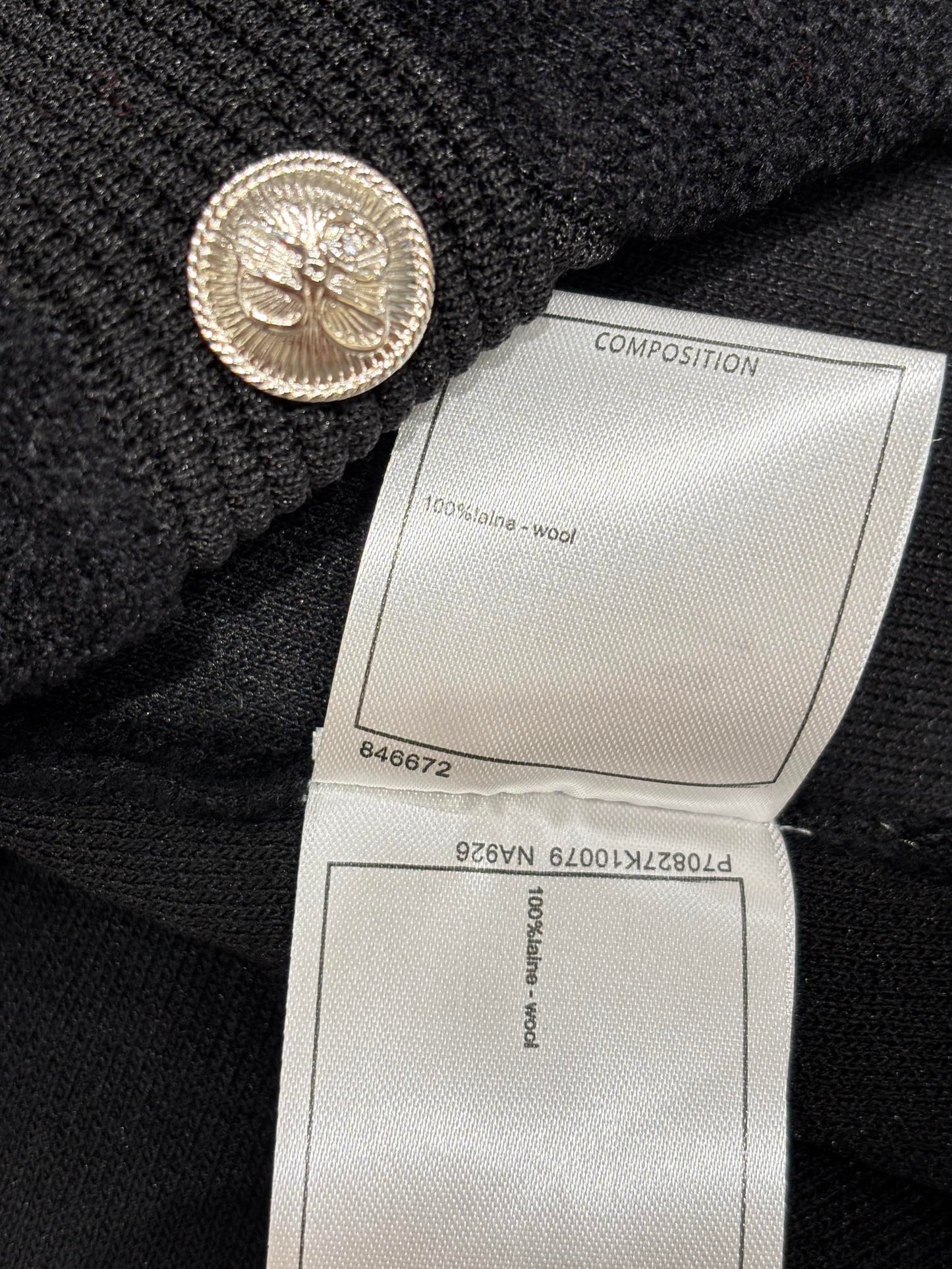 26SS NEU Rundhals-Strickjacke mit Buchstabenlogo, Intarsienzahl und handbestickter Kettendekoration