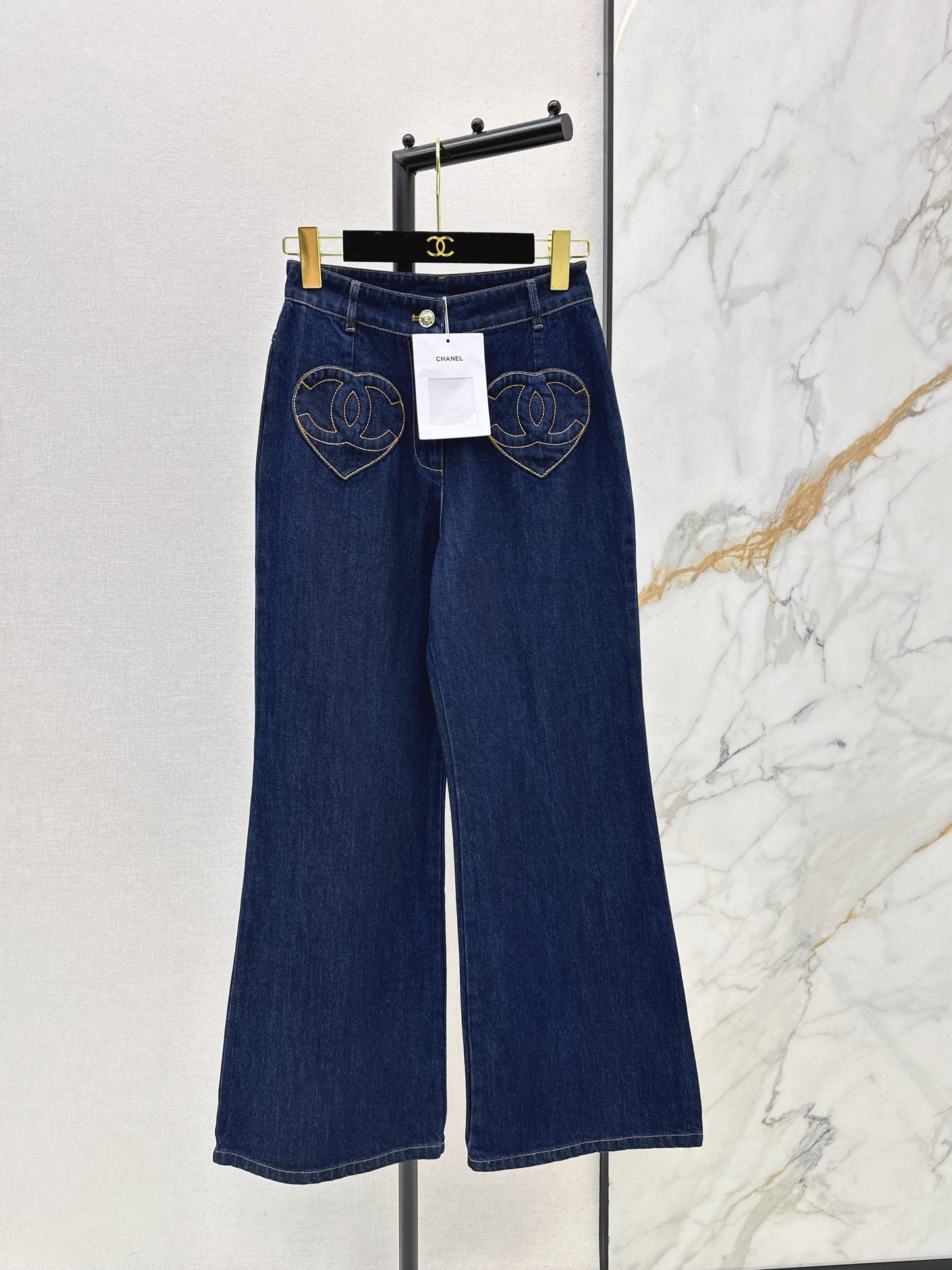 26SS NEUE Schlagjeans mit Herzmotiv