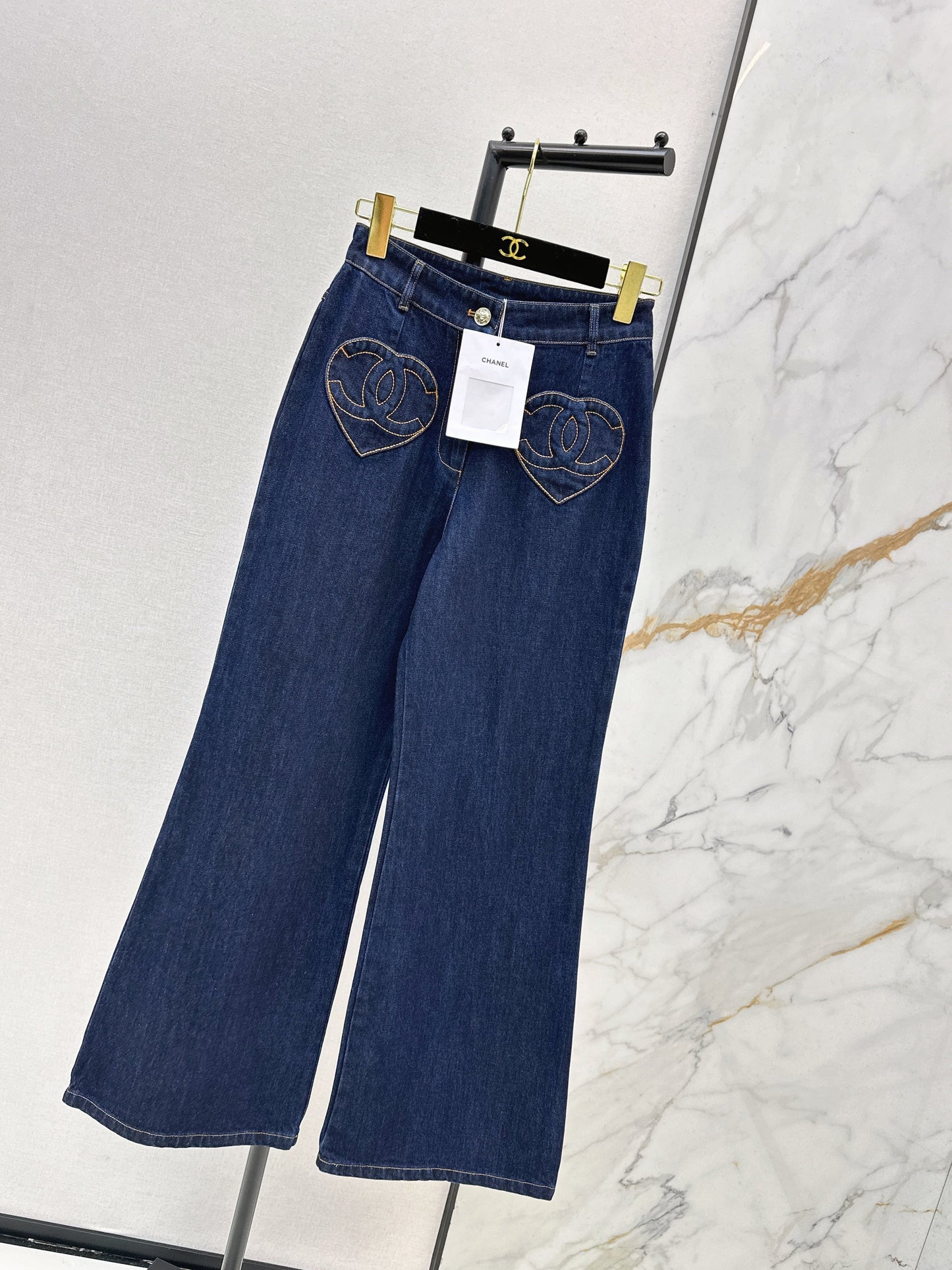 26SS NEUE Schlagjeans mit Herzmotiv