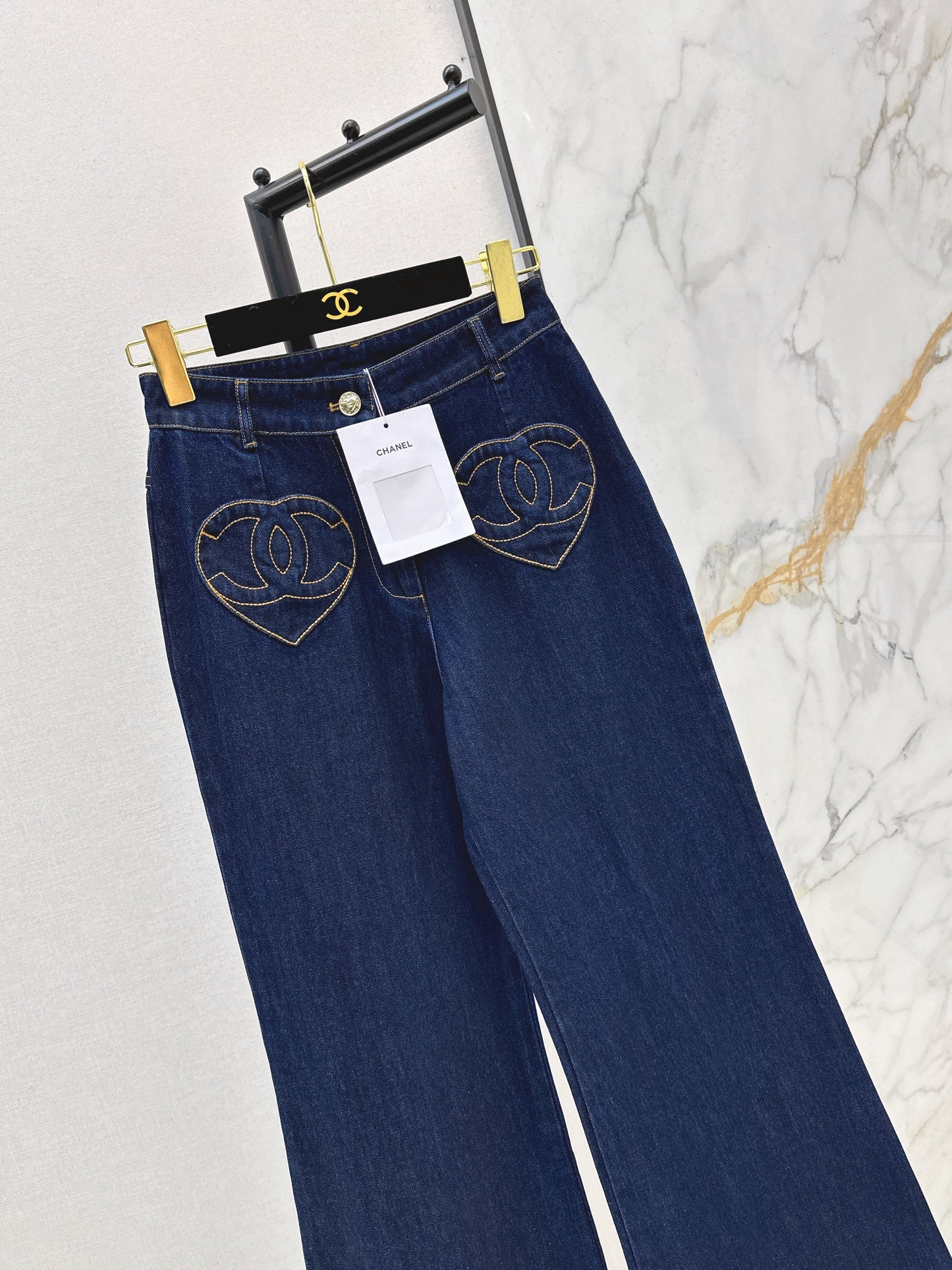 26SS NEUE Schlagjeans mit Herzmotiv