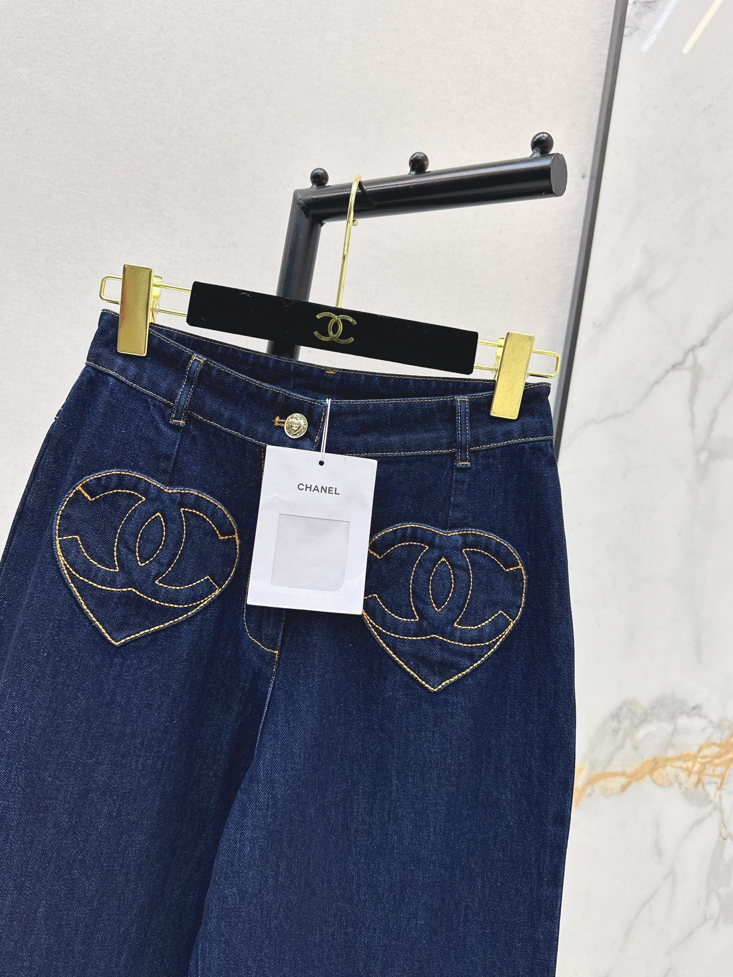 26SS NEUE Schlagjeans mit Herzmotiv