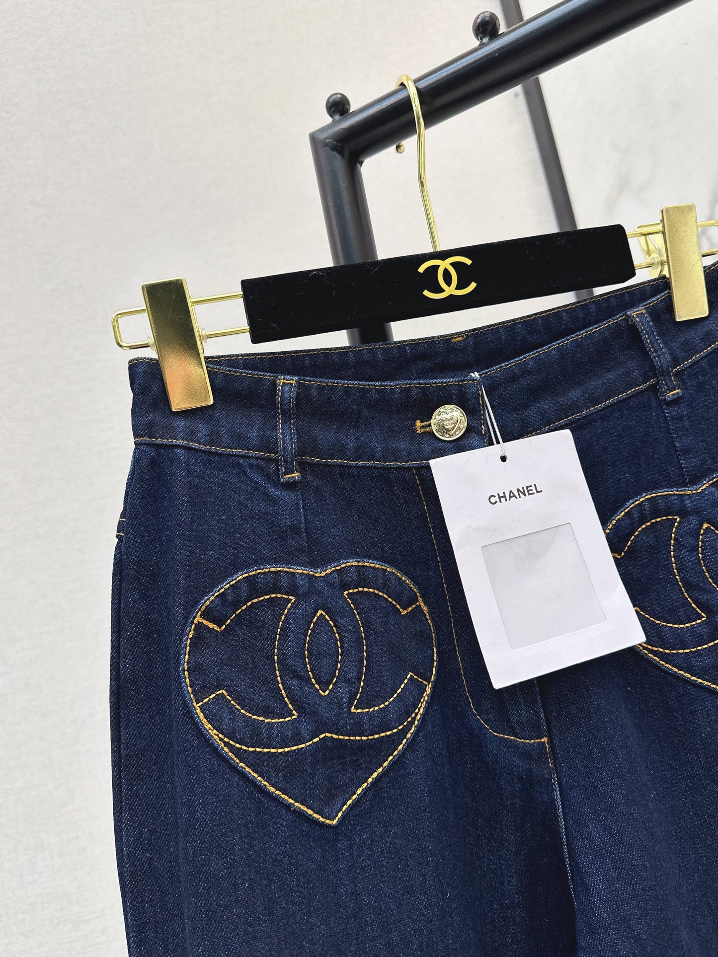 26SS NEUE Schlagjeans mit Herzmotiv