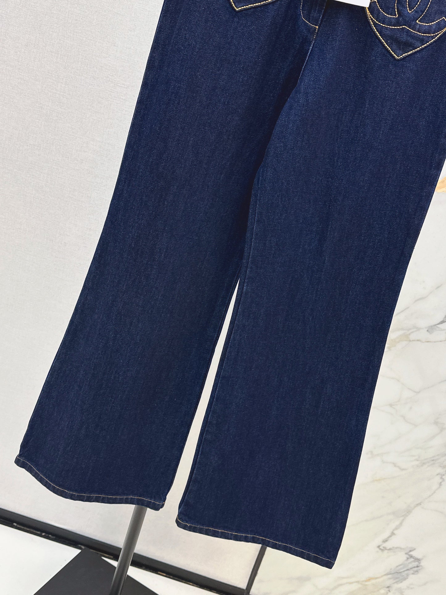 26SS NEUE Schlagjeans mit Herzmotiv